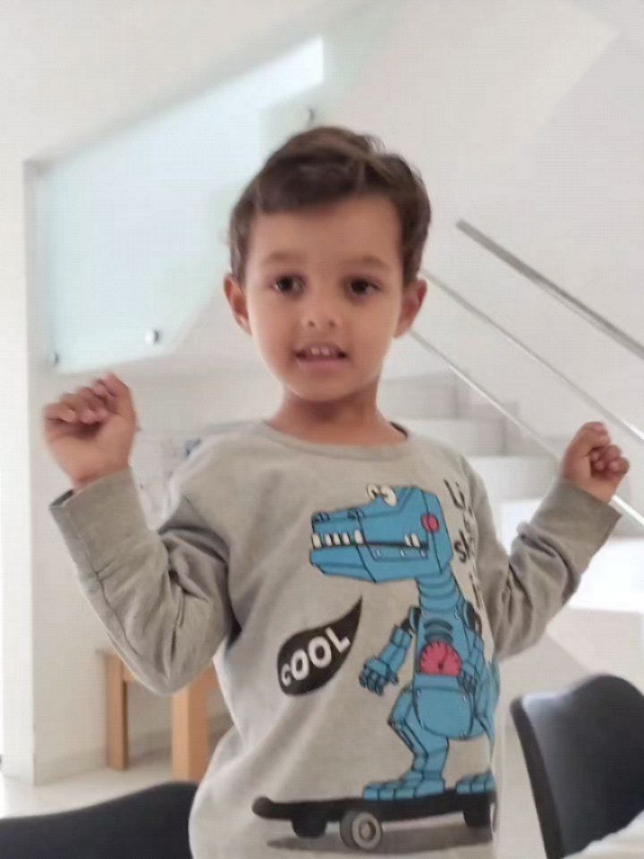 •Ele leu!•
Essa semana o Noah leu suas primeiras palavras sozinho. 🎉
E nós nem finalizamos o guia de pré-alfabetização Caminhando para a leitura.
Foi um caminho divertido.
Muitas leituras em voz alta.
Vários poemas memorizados.
Várias brincadeiras feitas.
Muitos jogos jogados.
Muitas risadas dadas.
Os irmãos sempre por perto querendo participar de tão divertido que é!
Ele foi tão dedicado e eu privilegiada por ter a oportunidade de ensinar mais um filho a ler em casa. 🥹
#ensinealeremcasa #alfabetizaremcasa #alfabetizaçãodivertida #jogosparaalfabetizacao #materialparaalfabetizacao