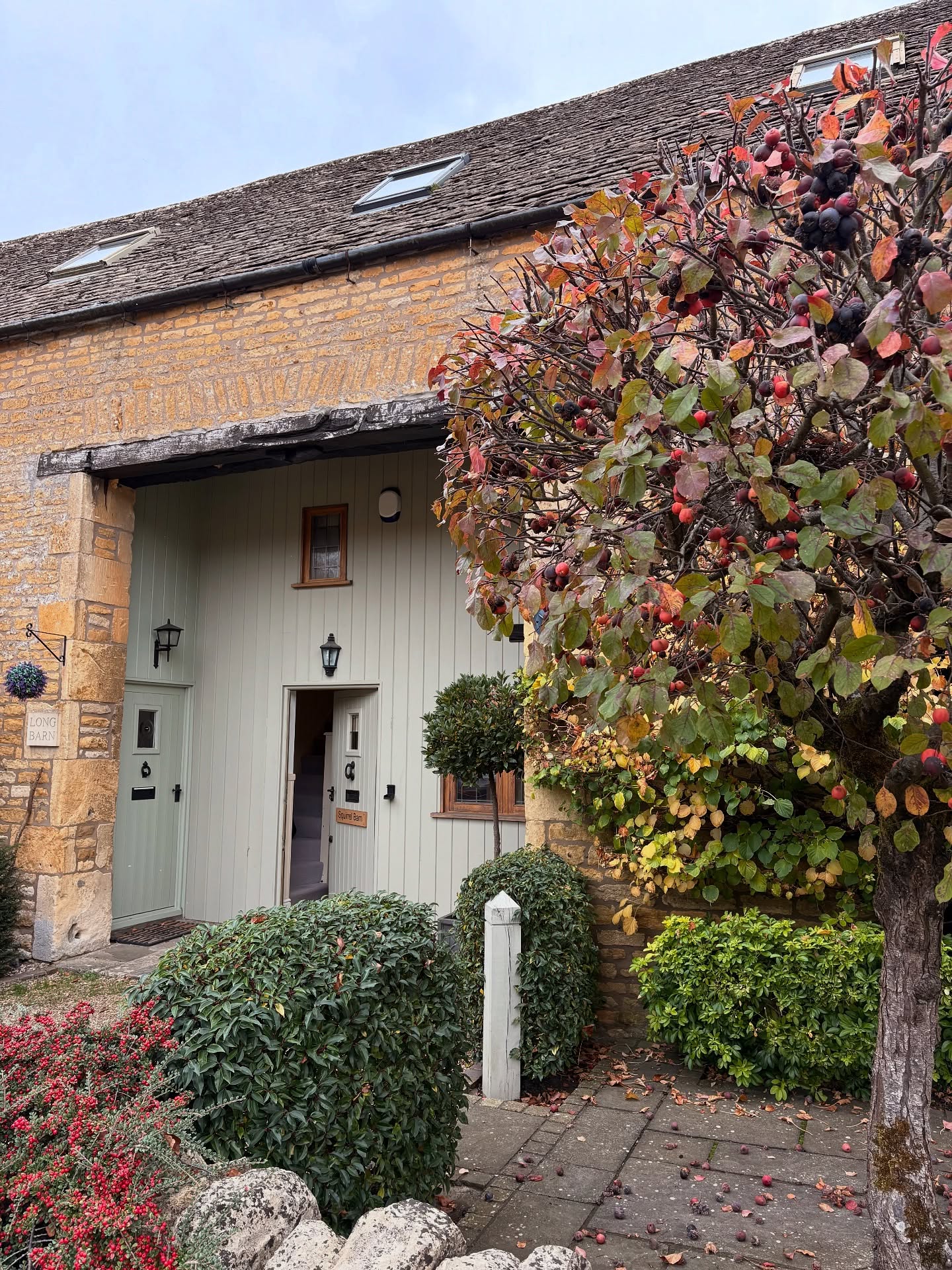 Squirrel Barn in Longborough is one of my favourite Cotswold getaways.
Beautiful walks on the doorstep.
Countryside views.
Doggy Friendly.
Excellent village shop and pub.
Just a few miles from Daylesford Organjc Farm.
On the doorstep of the market town of Stow on the Wold.
#cotswoldgetaway #squirrelbarn #daylesford #cotswolds #staywithme