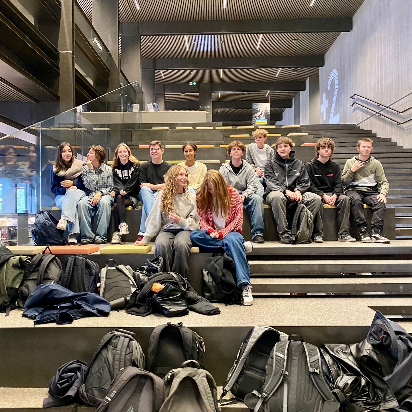 📚 Culturele en literaire verkenning in Gent! 🇧🇪✨
Onze vijfdes trokken eropuit voor een inspirerende dag vol taal, literatuur en cultuur.
In het kader van de lessen Nederlands maakten ze kennis met de canon en de KANTL (Koninklijke Academie voor Nederlandse Taal en Letteren), kregen ze een boeiende rondleiding in VierNulVIer, en kozen ze in De Krook een literaire roman voor hun eerste boekopdracht.
💬 In de bibliotheek nam Maxime Willems (5HW) als vrijwillige boekenclubbegeleider zijn medeleerlingen enthousiast op sleeptouw — wat een fijne samenwerking! 👏
#literatuur #cultuur #Gent #Nederlands #lezenisleuk #boekopdracht #KANTL #VierNulVIer #DeKrook #schooluitstap #vijfdes