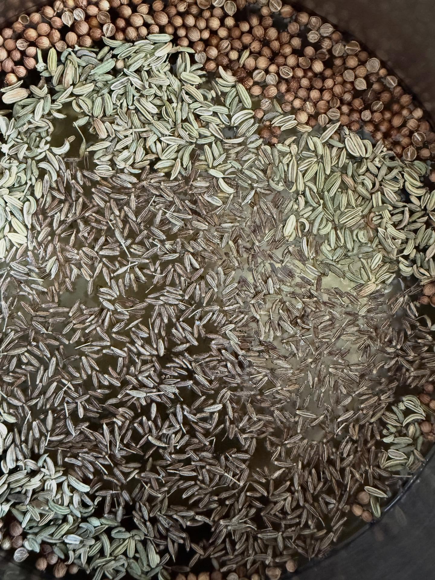 Mein Tipp: Verdauungsstärkender Detox Tee 🫖
Ich bin grundsätzlich kein grosser Teetrinker, aber dieser hat mich echt überzeugt 🤎
Die enthaltenen Gewürze stärken die Verdauung und wirken entgiftend, entblähend und helfen bei Krämpfen.
Für eine Kur eignen sich ein bis zwei Wochen lang täglich zwei Tassen am Tag am besten nach dem Essen 👍🏻
➡️ je ein 1 TL Fenchel- Koriander- und Kreuzkümmelsamen in 7dl Wasser aufkochen und 15min köcheln lassen
#tee #entgiften #entschlacken #detox #verdauung #ernährung #ernährungspsychologie #ernährungsberatung #ernährungstipps