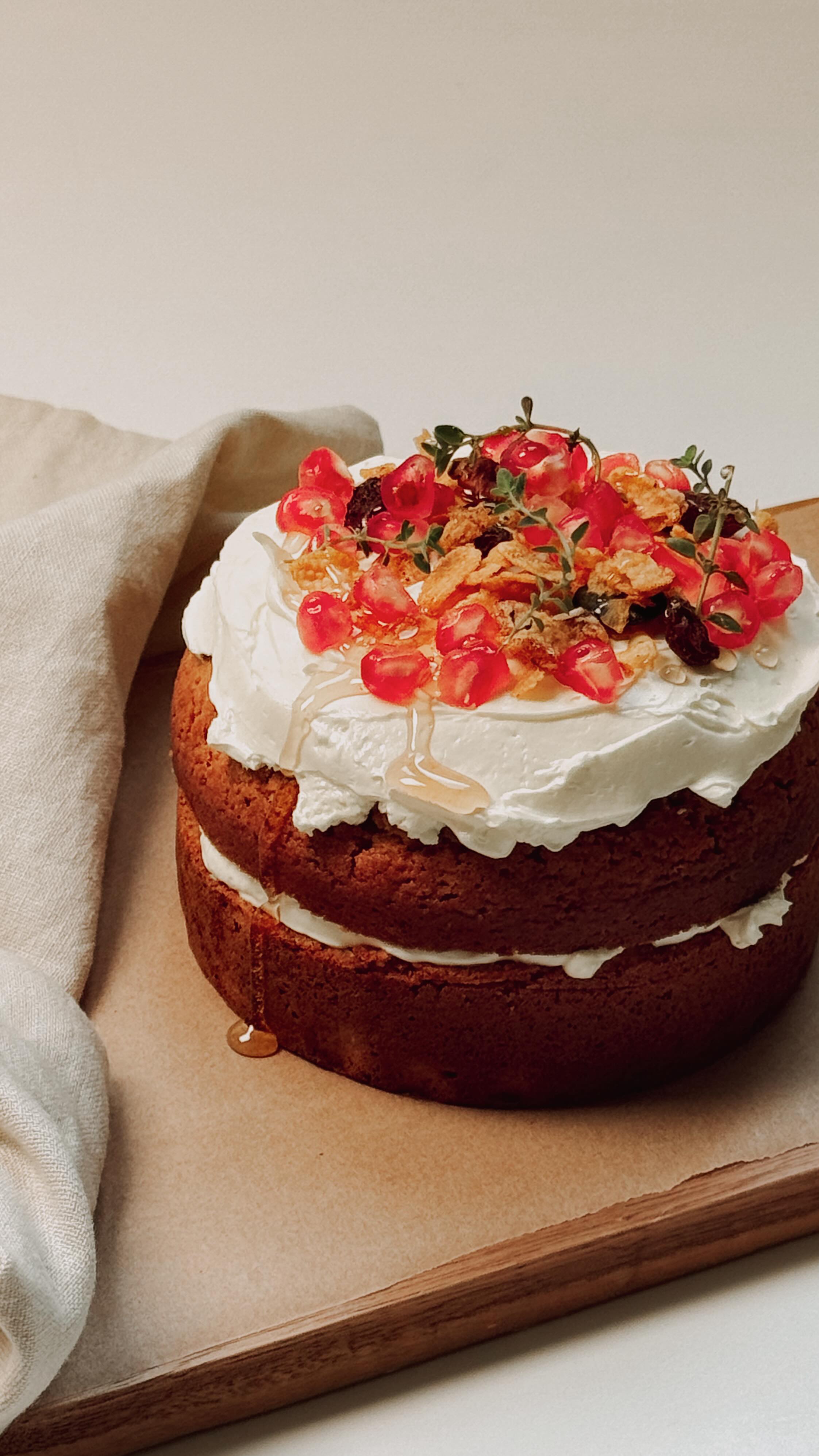 CAKE AUX AMANDES, AU MIEL ET À LA GRENADE 🍰
Un gâteau moelleux et parfumé, parfait pour l’automne ou les brunchs du week-end.
Ingrédients:
• 50 g de sucre
• 70 g d’amandes moulues
• 65 g de farine
• 1 c. à café de levure chimique
• 1 pincée de cannelle
• 1 pincée de sel
• 2 œufs
• 60 g de beurre fondu
• 30 g de miel
Préparation:
1. Préchauffez le four à 170°C et chemisez un moule (rond ou carré).
2. Dans un grand bol, fouettez les œufs avec le beurre fondu et le miel jusqu’à obtenir une texture lisse.
3. Ajoutez les ingrédients secs : sucre, amandes moulues, farine, levure, cannelle et sel. Mélangez jusqu’à obtention d’une pâte homogène.
4. Versez la préparation dans le moule et enfournez pendant 35 à 40 minutes, jusqu’à ce que le gâteau soit doré et qu’un couteau en ressorte propre.
5. Laissez refroidir complètement avant de couper le gâteau en deux dans l’épaisseur.
Montage et finition:
▶️ Étalez une généreuse couche de glaçage au cream cheese entre les deux moitiés du gâteau, puis sur le dessus.
▶️ Parsemez de @lesgranolasdejenny et de graines de grenade pour une touche croquante et fruitée.
#lesgranolasdejenny #granola #swissmade #glutenfree #sansgluten #switzerland #healthyfood #healthyfood #dessertrecipe #recettefacile #almondcake