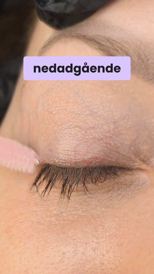 Kraftige, serumpåvirkede vipper, der vokser i flere retninger.
Her tester vi, hvordan Perfect Glue Balm klarer det.✨
Selv de her krævende vipper sætter sig fast på puden i første strøg og løfter sig ikke igen.
Limen holder vipperne nede på puden, uden at de slipper, så man kan rede dem igennem og arbejde med dem helt uden problemer.
Man skal bare huske at fjerne overskydende lim.
Og ja – man kan vist roligt sige, at Perfect Glue Balm klarede testen 🖤