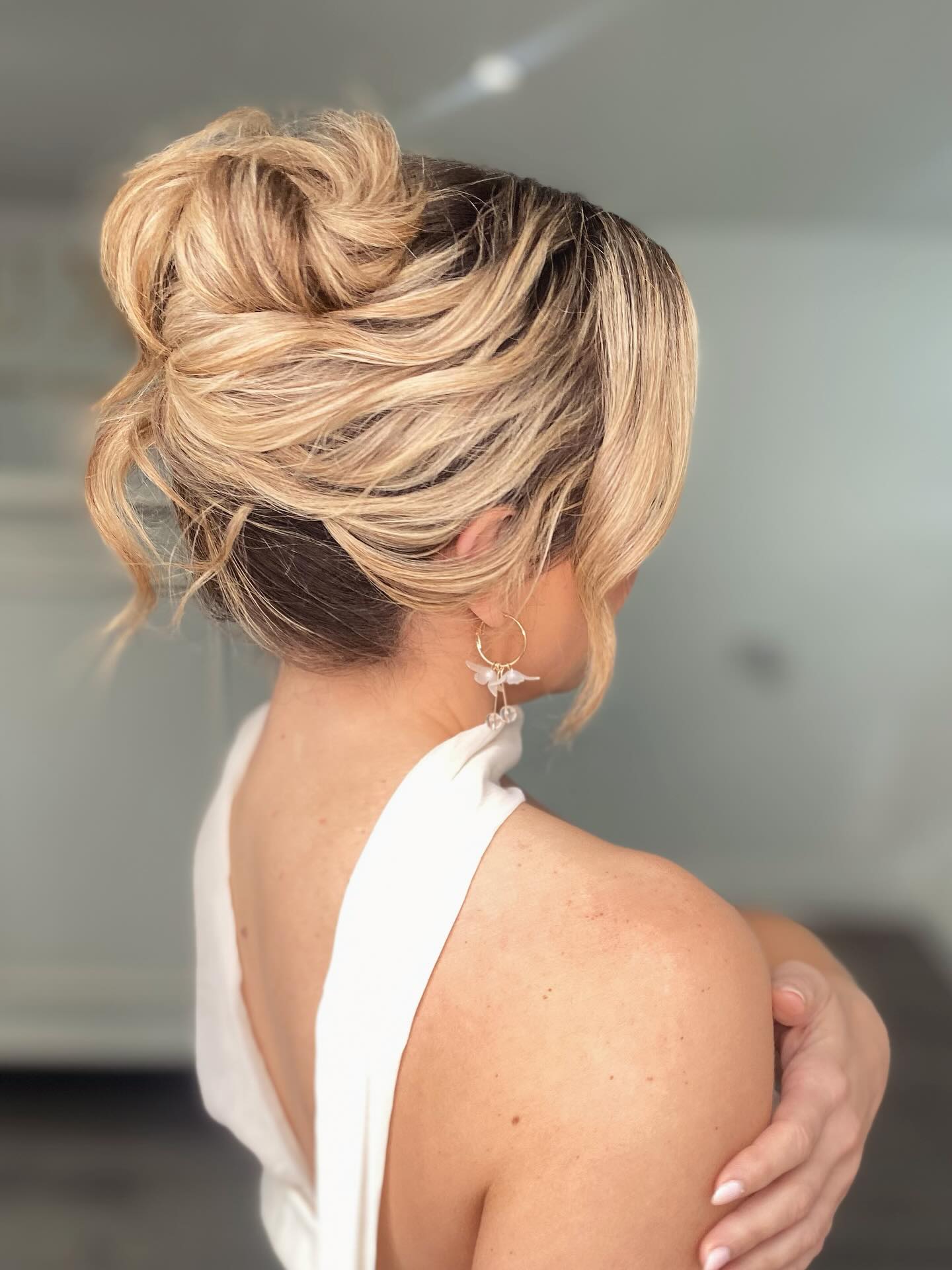 The French twist ✨ but not as you know it 🤍
A timeless classic just with a softer, more modern feel.
This version keeps all the elegance of the traditional twist, but with looser texture and soft movement through the front, so it feels relaxed, fresh, and completely wearable 🫶🏼
It pairs beautifully with open or structured necklines (like this one), keeping the focus on those gorgeous details while still feeling effortless and undone.
Swipe for the before and save this for your wedding hair and makeup inspiration ✨
And if you’re starting to picture your own bridal look, I’d love to chat, head to the link in my bio or drop me a DM. 💌
Flawless makeup creating that gorgeous bridal glow by @luxebeauty_pboro on the beautiful @emmapmodel
Hair by me @charlotteheather_bridalhair
.
.
.
.
.
.
.
#bridetobe #peterboroughhairstylist #weddinghairpeterborough #2027wedding #2026wedding #peterboroughbride #frenchtwist #frenchtwistupdo #stamfordwedding #stamfordbride #lincolnshirebride #lincolnshireweddings #holmewoodhall #holmewoodhallweddings #cambridgeshirewedding #stamford #lincolnshire #rutland #rutlandwedding #rutlandbrides #bridalhairandmakeupteam #charlotteheatherbridalhair #luxebeautypboro