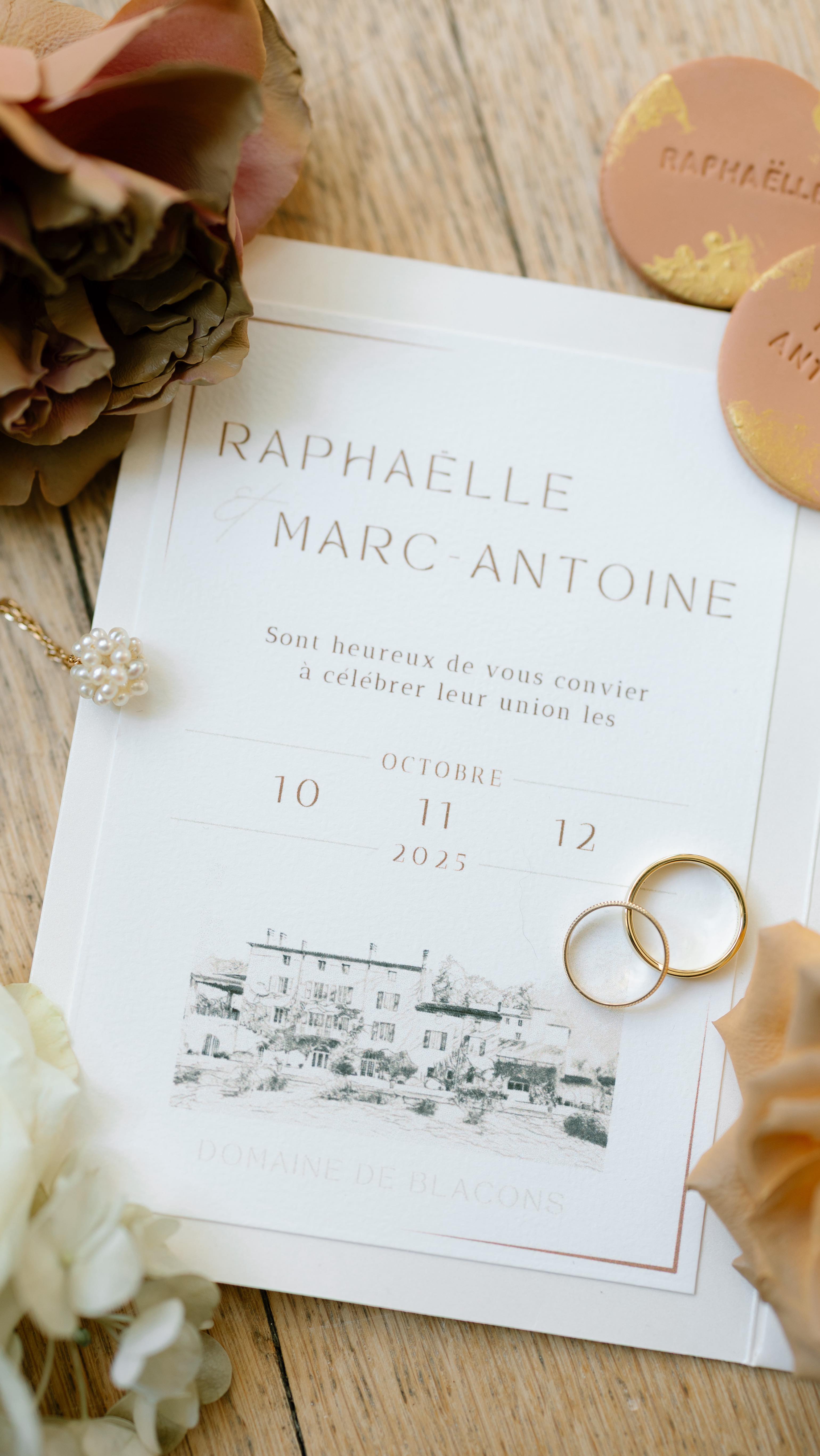 Terracotta, doré, et une touche de naturel pour un ensemble tout en douceur sur un air automnal qui clôture cette saison 2025.
Avec Raphaëlle & Marc-Antoine, nous avons imaginé cette papeterie main dans la main, en affinant chaque détail pour que tout reflète leur univers : le cachet de cire scellé comme une promesse, le papier texturé qui capte la lumière, et cette teinte chaude inspirée du sud de la France.
Une création à leur image — intemporelle, raffinée et empreinte de sincérité.
Un immense merci à eux pour leur confiance et pour la beauté de cette collaboration 🤍
📸 couverture shot by @victorialepetit
👰 @raph.dsp
🧚🏼 @annecwedding
—
✨ Design & impression : @lauverly.studio
#papeteriedemariage #fairepartmariage #flatlaywedding #weddinginspiration #mariage2025 #weddingstationery #mariageterracotta #detailsdemariage #artisanatfrançais #lauverlystudio #fairepart #wedding2026