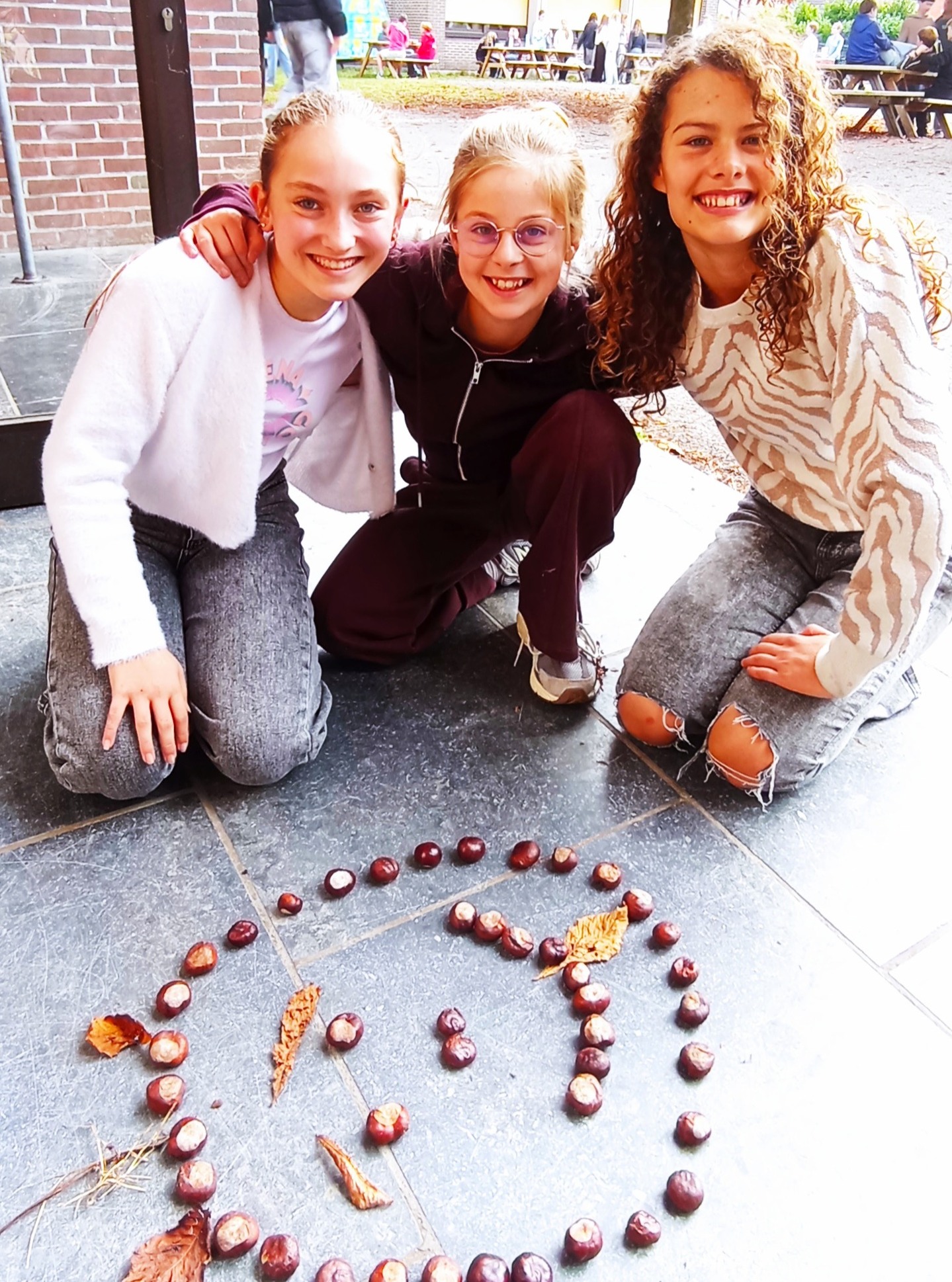 🌿 Creatieve en gezellige middagpauze! ☀️
Een beetje ontspanning op school doet wonderen — zo kunnen de batterijen weer helemaal opgeladen worden voor de volgende lesuren. 🔋✨
De leerlingen uit 1A1, Leona, Selena en Nore, wilden graag iets tofs doen. We stelden hen voor om zelf een vrolijk land art-werk te maken. 🎨🍂 Zie ze stralen! 💚
Daarnaast genoten ook andere leerlingen van een gezellige pauze: sommigen doken in een boek 📖, anderen kozen voor een leuk gezelschapsspel 🎲.
Wat een fijne mix van creativiteit, rust en verbondenheid tijdens de middagpauze! 🤍