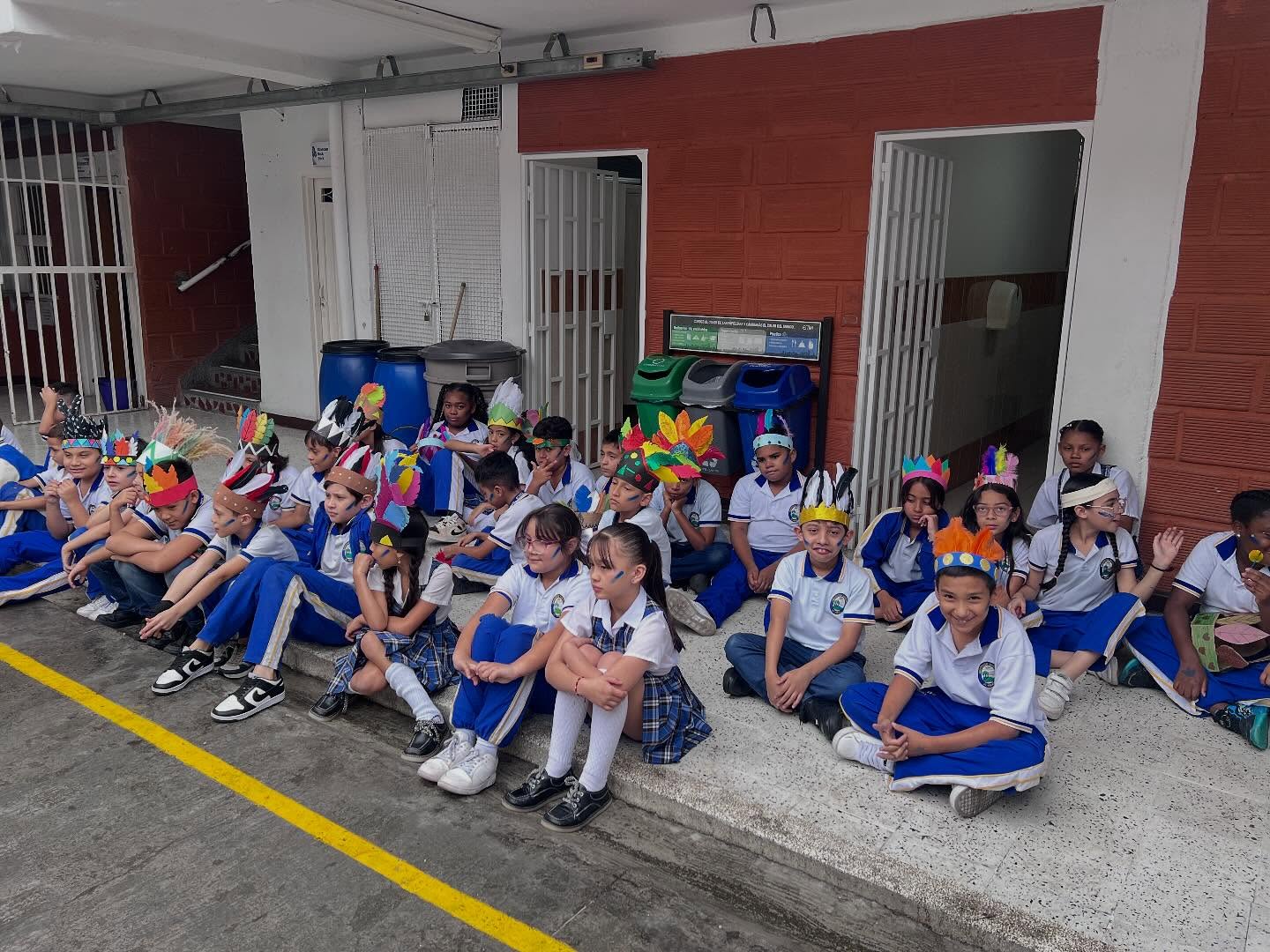 🎉✨ Celebramos la Pluriculturalidad en nuestra sede Ia Pinal ✨🎉
Hoy nuestra escuela se llena de color, música y alegría en una jornada especial donde exaltamos la riqueza de nuestras raíces, costumbres y tradiciones. 🌎💫
A través de presentaciones, bailes, cantos y muestras culturales, nuestros estudiantes demuestran que la diversidad nos une y nos enriquece como comunidad educativa. ❤️🤝
¡Gracias a todos los niños, docentes y familias por hacer de este día una verdadera fiesta de inclusión y respeto por nuestras culturas! 🌿🎶