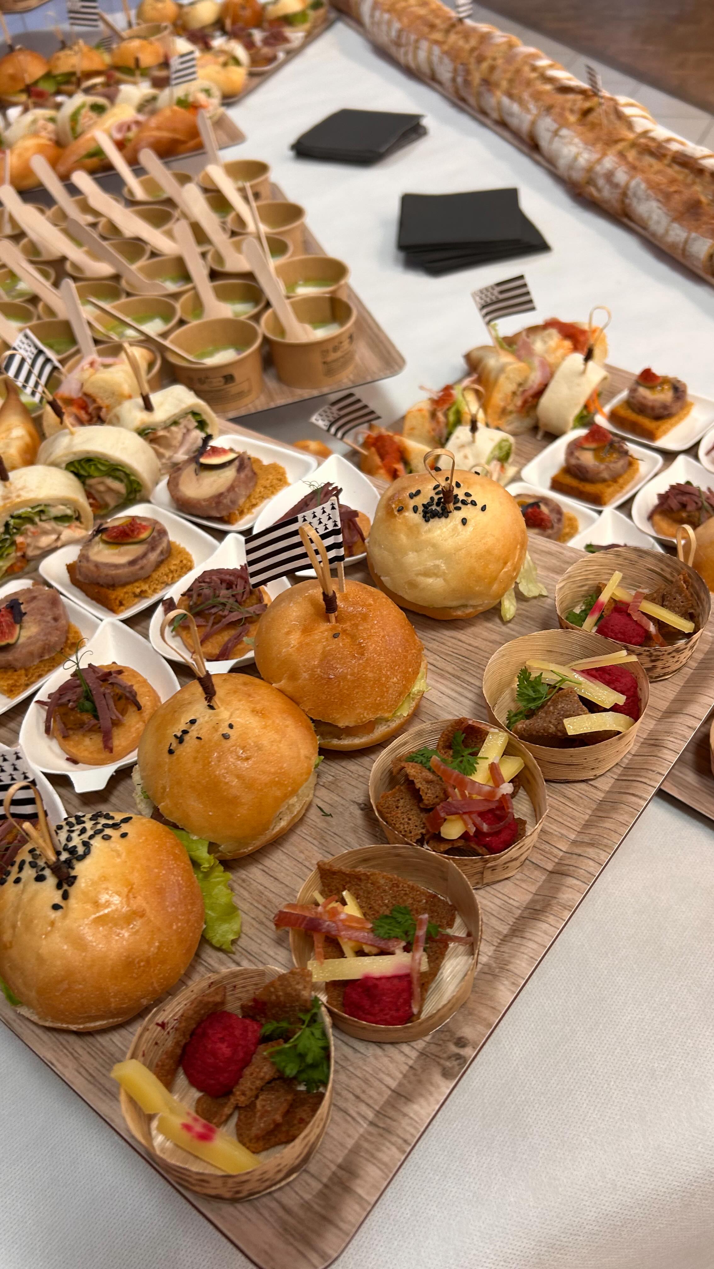 Retour sur notre prestation du week end dernier ! 🍸Un grand merci à celles et ceux qui nous ont fait confiance pour ce moment gourmand et convivial. 🙏🏻 Entre bouchées raffinées, ambiance détendue, et sourires partagés se fut un plaisir de vous accompagner ! Chez Bolenn, chaque prestation est pensée comme une expérience à part entière, authentique, généreuse, et toujours avec le cœur 💚 #saintmalo #restaurantsaintmalo #prestation #cocktail #faitmaison #food #cuisinedelinstant