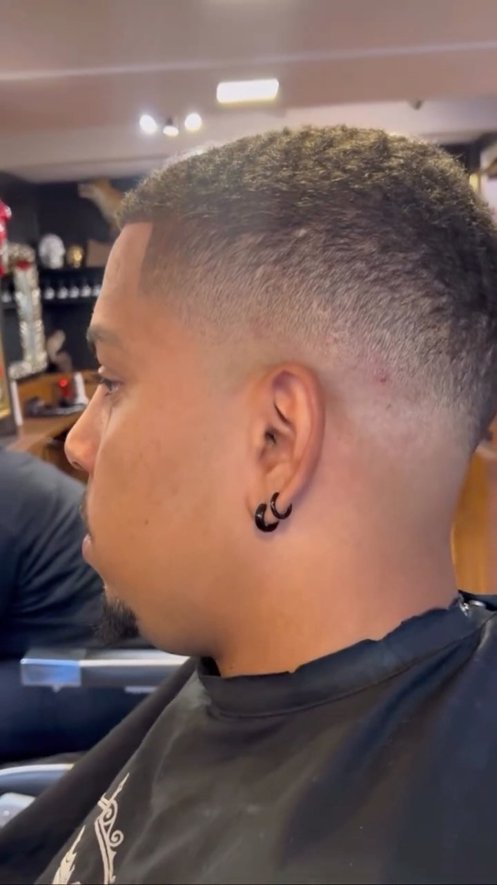 Fresh fade. Sharp lines.
Midweek magic from @lsthebarber 👌🏼
#royalsbarbershop