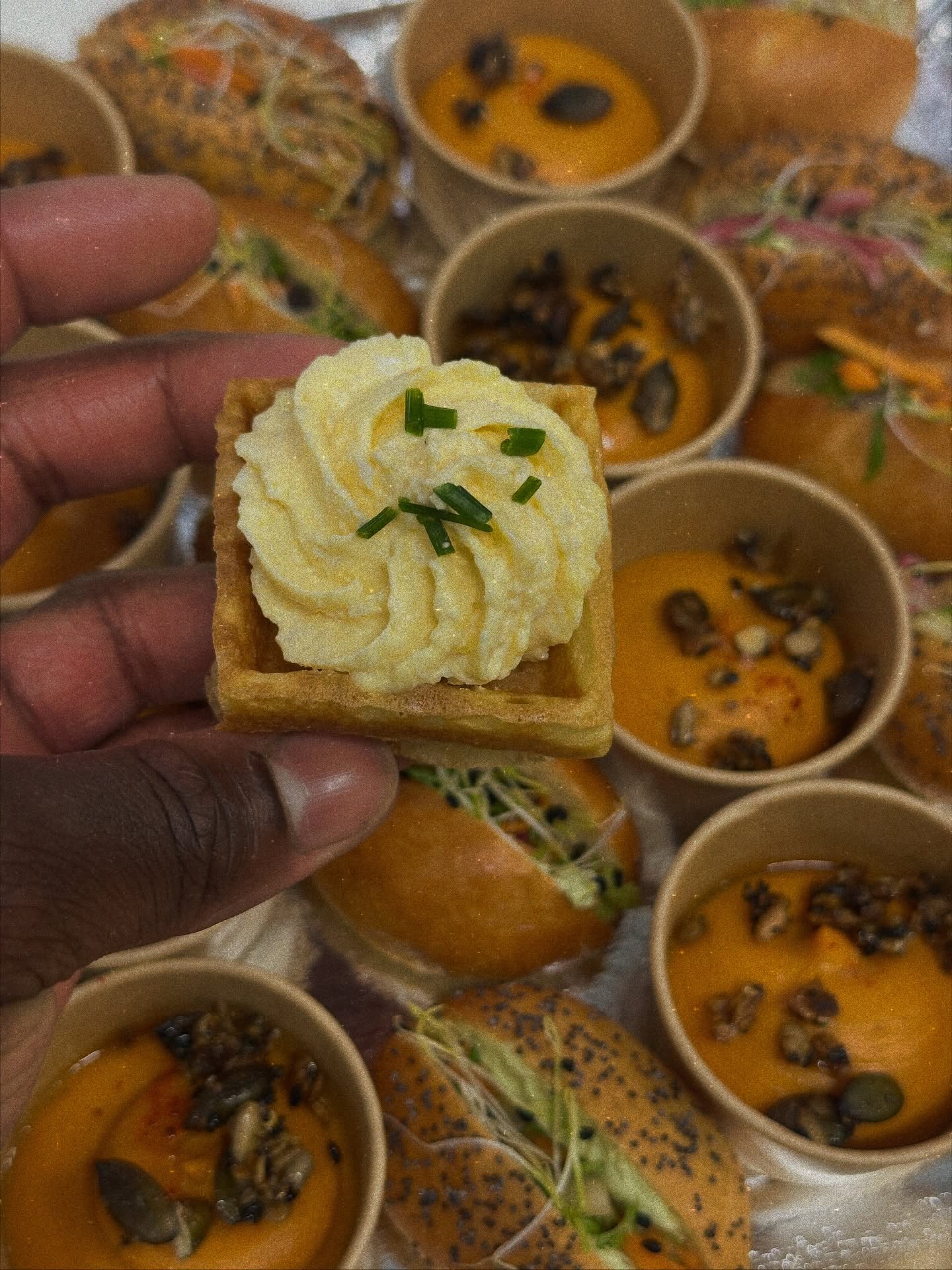 🤭Petites bouchées, grandes émotions 😍
Nos amuse-bouches et mignardises de saison, réalisés chaque jour avec passion, font la différence sur vos tables et vos buffets. 🎉
Vous faire voyager à chaque bouchée c’est ça, l’esprit @sweet_and_salted 🎇🧳!
P.S: en plus ça se mange avec les doigts … pas de vaisselle à faire & que du plaisir à partager ! 🤗
👉 Lequel de ces amuse-bouches vous ferait craquer en premier ? 😋
#AmuseBouche #Traiteur #ChefJordan #CocktailTime #Gourmandise #Mignardises #TraiteurGastronomique #BuffetChic #CentreValDeLoire #Bouges #ArtCulinaire #FaitMaison #GastronomieFrançaise #gastronomie #sweetandsalted #sweetandsaltedbourges