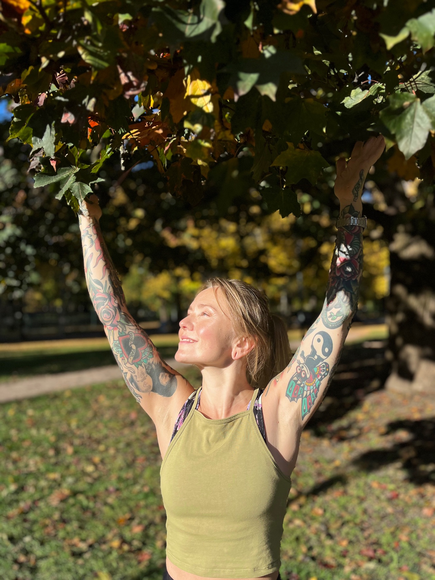 Hold høsten lys med yoga! Nyt hver dag du kan være ute og gi næring til din indre sol ved å puste godt inn i hjertet og strekke deg opp.🍁☀️❤️
Vi starter nye kurs fra mandag 20. oktober. Gjør noe godt for deg selv hver uke. Bli med på yoga!
www.osloyoga.no
@yoogsne
@jannickewiel
@faranemati_
@fatima.sidhree
@marit.thorsrud
@yoginipi
