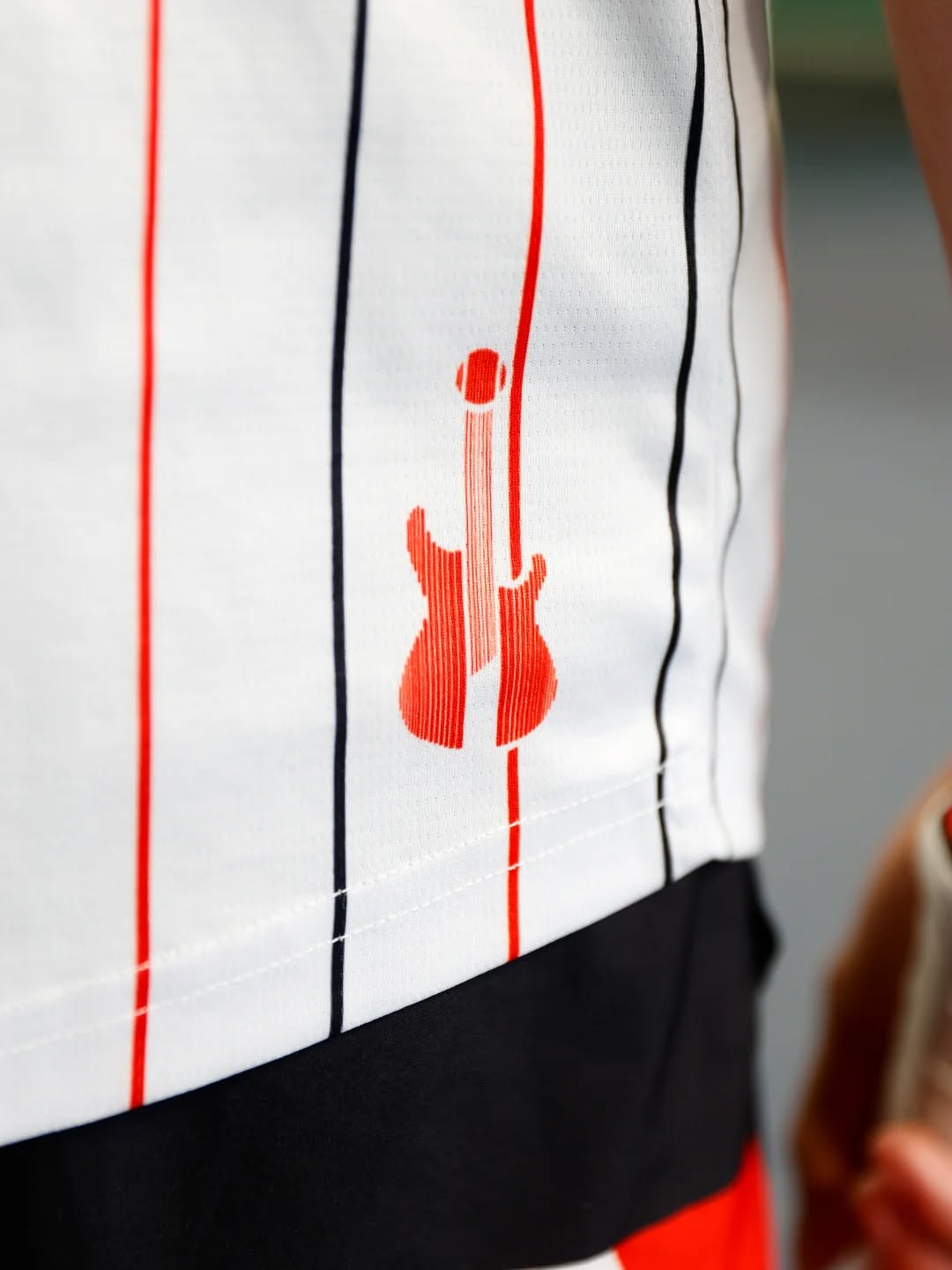 ROCK'N'ROLL DETAILS.
ALIUS porte la tenue RETRO ROCK.
ROCK'N'ROLL TENNIS IS NOT DEAD 🎾🎸
WWW.CENTRECOURT-TENNISAPPAREL.COM
CENTRE COURT TENNIS APPAREL EST UNE MARQUE FRANÇAISE 🇫🇷
🎾 @alius_ytb
📷 @focalefinelle