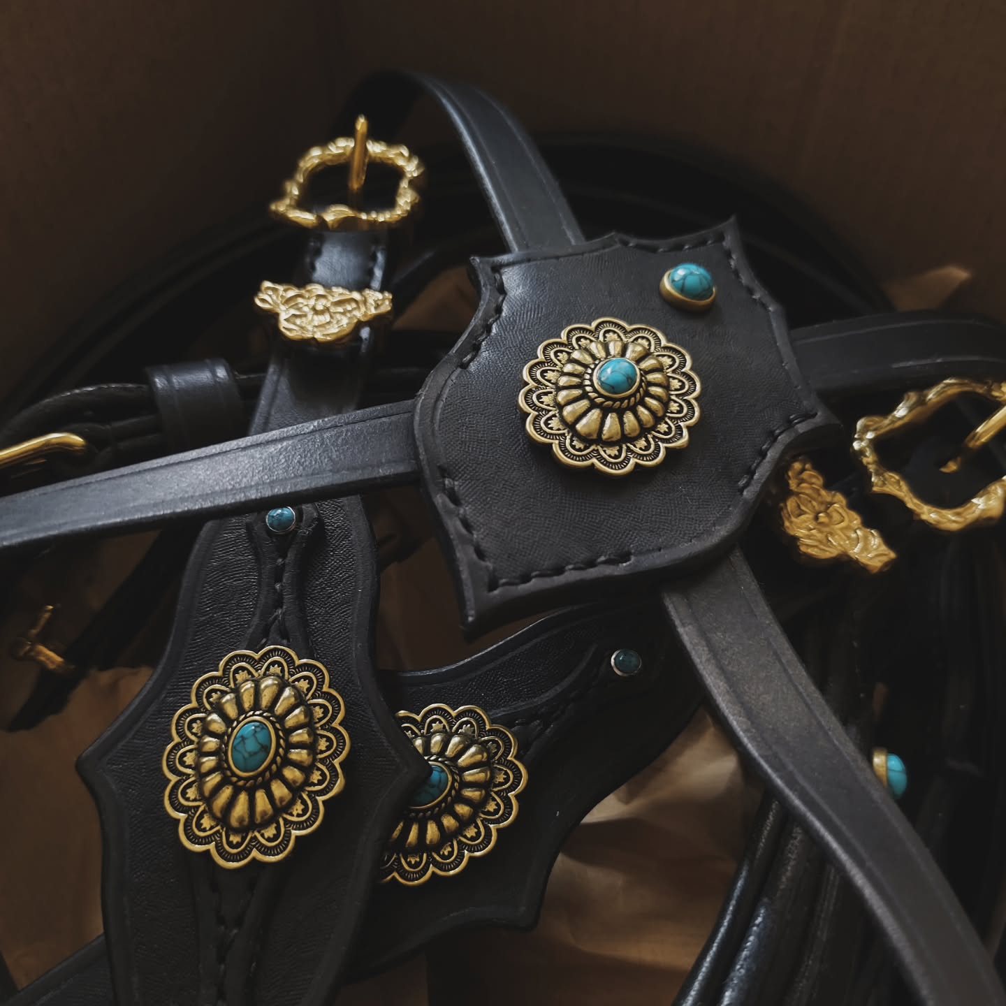 Tijdens dat ik op vakantie was deze prachtige foto's mogen ontvangen van een bitloos hoofdstel voor een schat van een paard(je) 🥰
Hoofdstel & teugels door Atelier by Erica