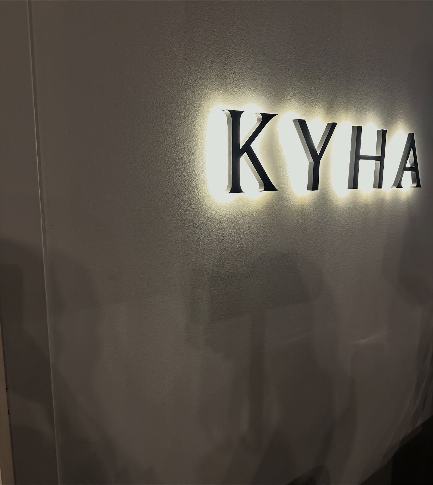 First look....
WATERLINES — where form flows.
Cocktails. Canapés. Quiet luxury.
Landing soon.