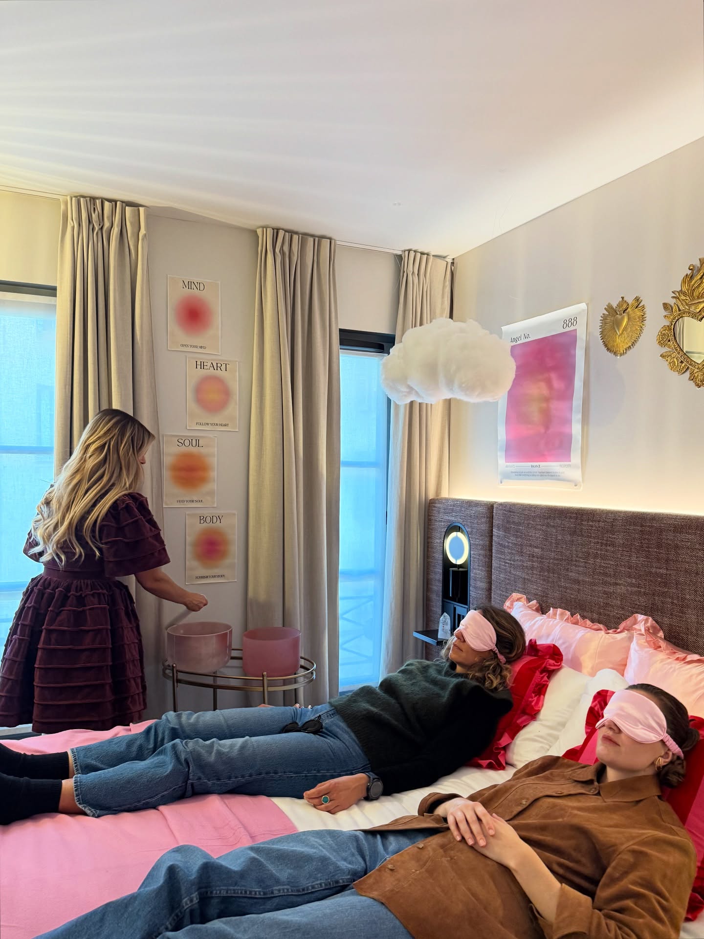 Sound Healing ROOM X @ohmycream ! ✨
Hier, j’ai eu la joie de créer une fabuleuse expérience autour du sound healing pour l’incroyable Winter Press Day organisée par Oh My Cream au @boudoirdesmuses !
Je vous ai accueilli nombreuses dans cette chambre d’hotel entièrement dédiée au SON et à la MÉDITATION 🧘♀️ Merci à toutes les personnes qui venues me rencontrer et expérimenter les effets du gong et des bols de cristal ✨
Je suis convaincue que le sound healing a sa place dans le monde de la beauté et de la cosmétique car prendre soin de soi passe aussi par le fait de prendre soin de son ÉNERGIE !
Et un immense MERCI @ohmycream @cheesymagazine pour votre confiance 🥰
Agathe, Lilie et Bonita, vous avez été des fees avec moi ! Hâte de vous marquee dans d’autres adventures 🫶
@vivreenconnexion @bonitawellness_ @liliebenetti
💄Make-up : @andrea.noari
🎪Dress : @mariadelaordenstudio