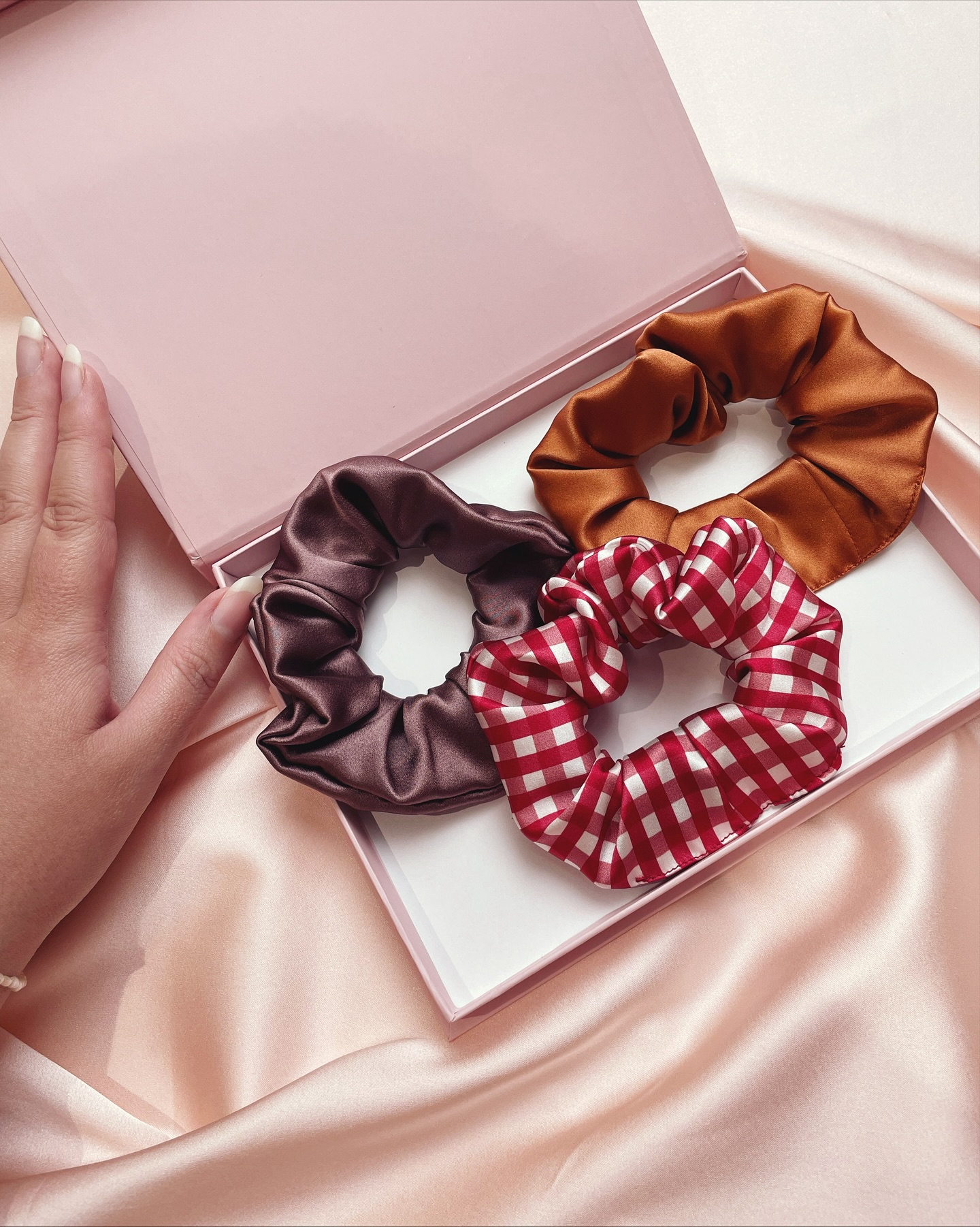 Some autumnal silk scrunchie trio colour ideas 🍂
What is your favourite autumnal colour? I’m looking forward to wearing my burgundy outfits again!
Image description- 1. Three silk scrunchies in brown toned purple, copper and red and white check print in a gift box against a pale pink silk background
2. Three silk scrunchies in black, deep green and copper in a gift box against a pale pink silk background
3. Three silk scrunchies in deep green, deep brown and red in a gift box against a pale pink silk background
4. Three silk scrunchies in deep teal, copper and navy with white star and moon print in a gift box against a pale pink silk background
5. Three silk scrunchies in deep brown, golden beige and red in a gift box against a pale pink silk background