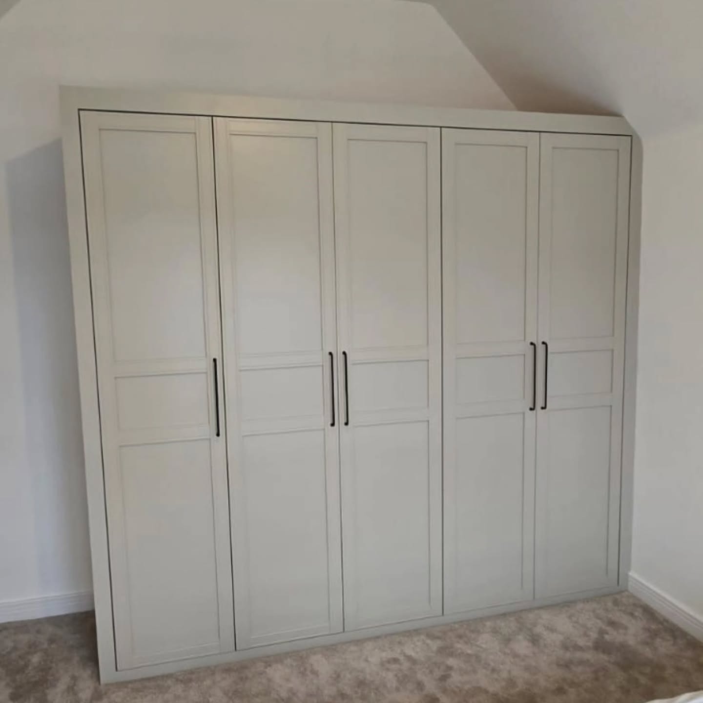 Budget-friendly fitted IKEA PAX wardrobe with IKEA doors and bespoke end-panel and fillers.
The wardrobe has been additionally reinforced at the back and fitted with extra shelves to prevent bending.
Contact me today on WhatsApp and I’ll be able to make the wardrobe for you before Christmas.
.
.
.
.
.
#IKEAPAX #CustomFit #ikeahacks  #Budgetfriendly #Warrington #wardrobe #customikeapax #ikeahack #bespokewardrobe #joinerydetails #fittedfurniture #roomandwardrobe