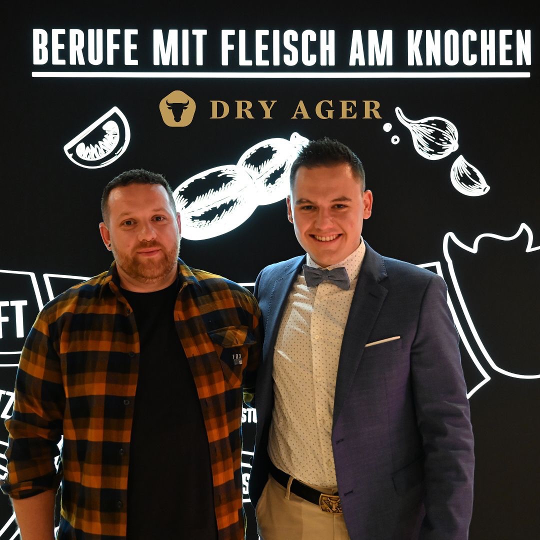 Wir von Dry Ager Schweiz gratulieren herzlich Stefan Fuster zur erfolgreich bestandenen Höheren Fachprüfung (HFP) zum Metzgermeister! 🥩🎓
@schweizer.fleisch.fachverband
@fuster_metzger
Eine beeindruckende Leistung, die viel Leidenschaft, Präzision und Fachwissen verlangt – Werte, die wir bei Dry Ager leben.
Wir wünschen dir viel Freude und Erfolg mit deinem Dry Ager®️ DX500 Premium S – auf viele perfekt gereifte Stücke und kulinarische Meisterwerke! 🔥
#DryAger #DryAgerSchweiz #Metzgermeister #HFP #Fleischkultur #Fleischgenuss #MeatLovers #Fleischveredlung #HandwerkMitLeidenschaft #FleischSommelier #Reifekunst #Steaklover #BeefArt #SwissButcher #TraditionTrifftInnovation