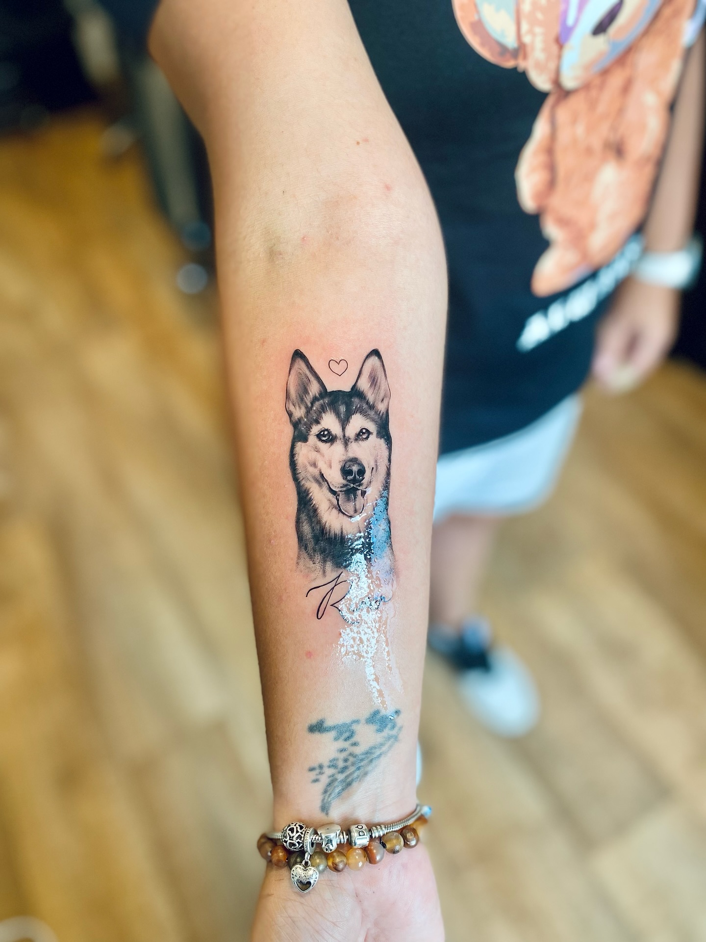 Tak Vaše reakce byla víc než jasná! Přidat do portfolia sem i kérky.. ale nebojte se, budu se krotit 😂😍
Ale furt je to něco, co dělám už skoro 10 let a je to takový můj dream job ❤️
Tak po delší době nějaká sekvence, pro Vaši inspiraci, jak to muzeme vymyslet - a velmi oblíbené jsou realistické miniaturky 🖤 doporučená velikost za mě je do 6cm, abychom mluvili stále o miniaturkách. Doba vyhotovení jsou cca 2-3 hoďky, takže to v pohodě zvládneme na jedno sezení = jeden výlet do Prahy.
A poslední bod - mám vlastní studio v centru Prahy, a pejsci jsou vítáni! 🐾🖤
#dogtattoos #dogtattoo #dogportrait #dogportraittattoo #dogrealistictattoo #realistictattoos #realistictattoo #tattoodog #tattooprague #tetovanipraha #dnestetujem #tetovanipejsku @apollotattoo.praha