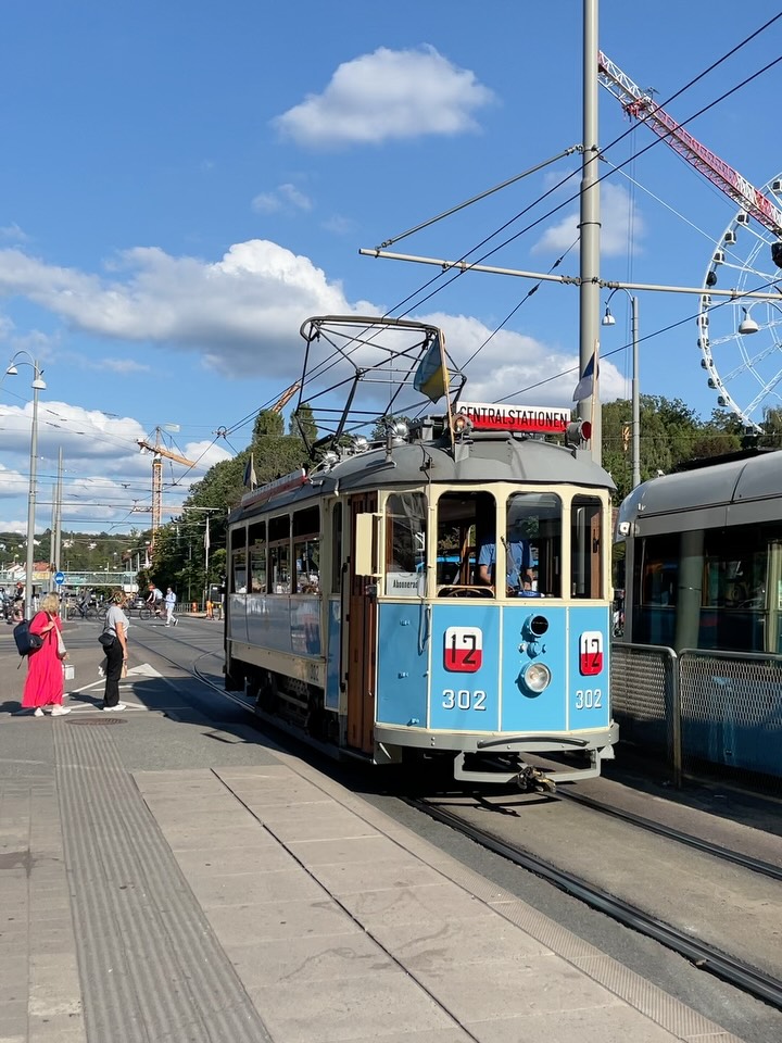 Okej, dags för en liten djupdykning i ett (enligt oss) otroligt event från augusti! Förberedelserna började på kontoret, och sedan tog vi emot den första delen av gruppen. Göteborgs finaste lilla spårvagn tog med dem till Feskekôrka där det var dags för ostronskola med fantastiska Johan @winemechanics . Sedan incheckning för stora gruppen och konferens. Dagen avslutades (naturligtvis) med en gedigen Göteborgskväll, är vi på hemmaplan så är vi!💙 Sista kvällen var vi väldigt spända över, såpass att samtliga i projektgruppen grät en skvätt när alla detaljer föll på plats. Middagen inleddes med en film på storskärmen, som sedan fortsatte in i verkligheten då @johannabeijbom red in på scen på en HD!! Tror inte vi behöver säga mycket mer än så faktiskt🤭 TACK alla inblandade för dessa fantastiska dagar!!❤️❤️❤️