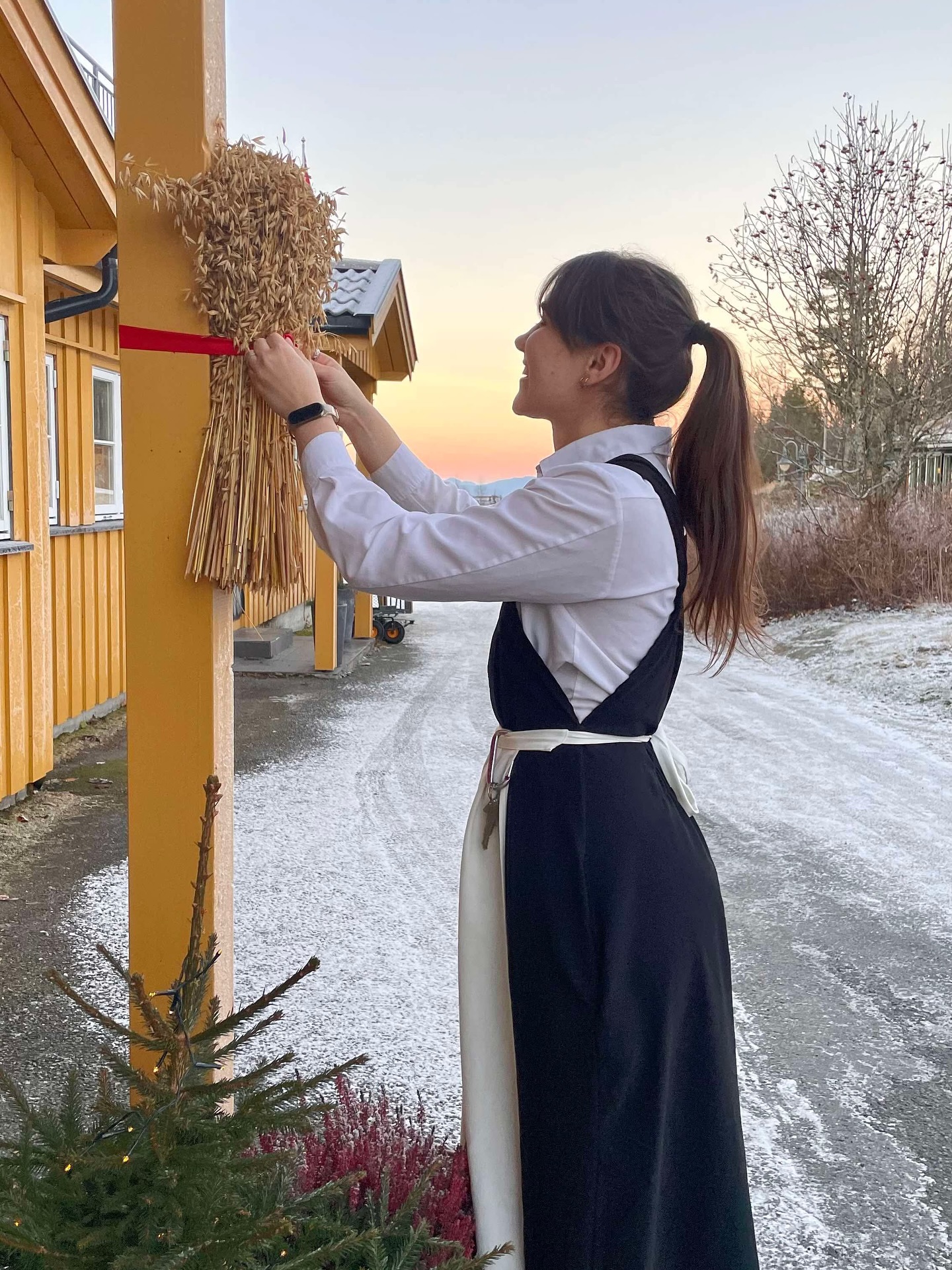 JULEMARKED PÅ KLEIVSTUA.
Søndag 7. desember 2025 kl. 13:00 - 17:00 Velkommen til Julemarked på Kleivstua.
Også i år vil du komme i ekte julestemning på juletunet til Kleivstua!
Du vil kunne finne mange fine stands både inne og ute på tunet.
I år gleder vi oss til å få besøk av barna fra Kulturskolen, Showskolen & kor Sananina fra Tyrifjord Videregående Skole som skal være med på å skape julegleden hos oss.
Kleivstuas kokker vil stå på tunet og selge julepølser, danske epleskiver og mye annet godt, samt vil det være mulighet til å kjøpe julesuppe, risengrøt & vafler og herlig varm drikke inne i Restaurant Dronningens Utsikt fra kl.13:00-17:00.
Søndag den 7. Desember
13:00 Julemarkedet åpner med mange fine stands ute og inne, samt åpner vi for salg av herlig mat & drikke.
Barnas juleverksted åpner i Langhuset med pepperkakepynting og mye annet moro, samt begynner kanefart
13:30 Showskolen med litt sang og dans ved Langhuset
14:15 Kor Sananina fra Tyrifjord Videregående Skole
15:00 Hole kulturskolens juleshow ved Langhuset
15:30 Julenissen kommer på besøk i juleverkstedet 17:00 Årets julemarked stenger
Det står en automatisk betalingsbom på Dronningveien.
Så det er bare å kjøre opp og betale på www.youpark.no.