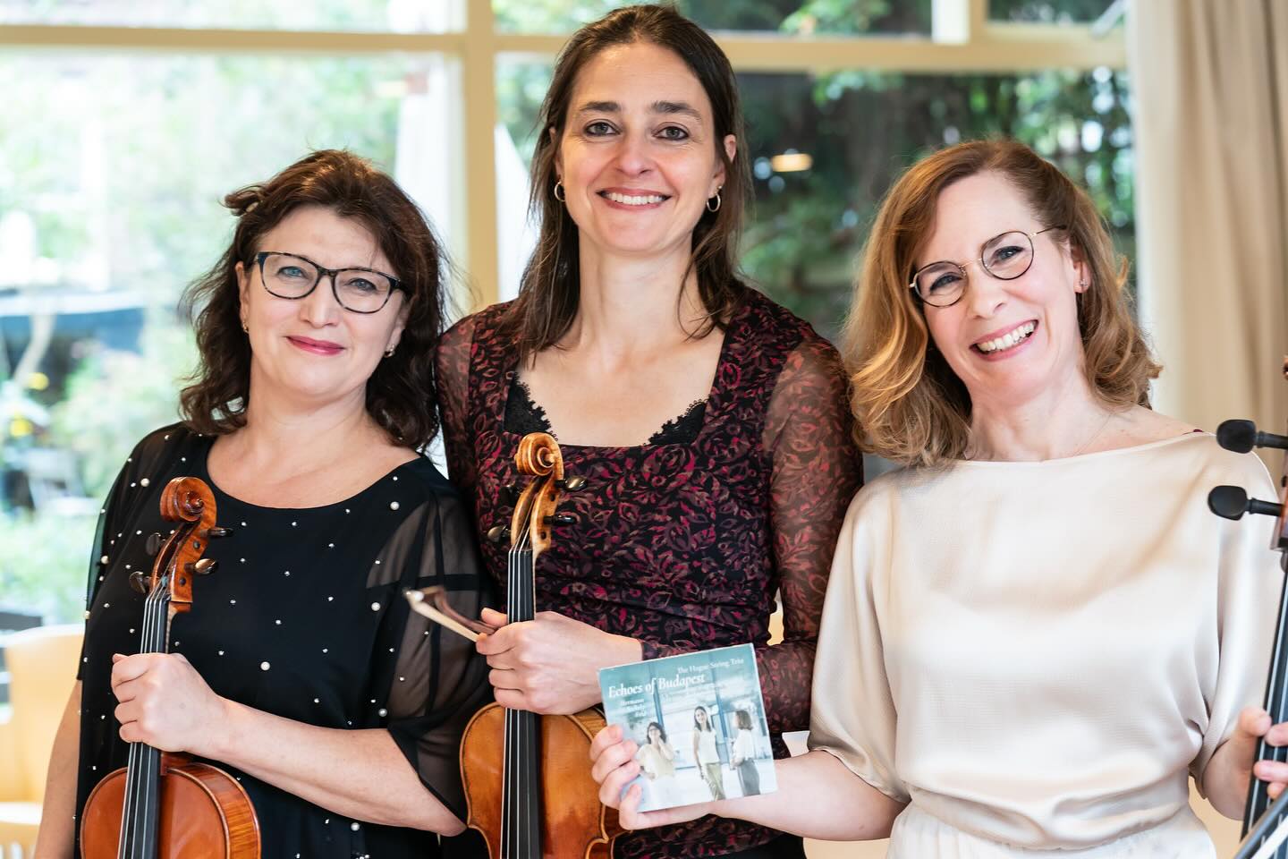 đđđŹđ đđđđźđ«đđđČ đ°đđŹ đđ«đźđ„đČ đŹđ©đđđąđđ„ đ«
We presented our new CD đđ€đ©đ°đŠđŽ đ°đ§ đđ¶đ„đąđ±đŠđŽđ” in the beautiful đđđ„đđąđŹđ€đđ«đ€ in đđĄđ đđđ đźđ, and it was wonderful to share it with so many friends, family, and supporters â€ïž
Weâd like to give a special thank you to some key people who helped bring this project to life:
đ¶ đđ„đđšđ§đšđ«đ đđđŠđđąđŁđđ« of the @leo.smit.stichting â your original invitation back in 2023 set this whole journey in motion!
đ§ đđšđŠ đđđđđđ«đŹ & đđđđąđ€đđ§ đđđŹđ„đđ§đđđ„đ of @cobrarecords_official â thank you for believing in us and helping make this dream a reality.
đ đđšđšđ© đđđąđŁđđ§đđđđ€đđ«đŹ from the đđšđ„đĂĄđ§ đđłĂ©đ€đđ„đČ đ
đšđźđ§đđđđąđšđ§ â thank you for your insightful texts and organising our first release concert!
đž đđđŹđŹđ đđđ„đđĄđšđ«đŹđ of @deschaapjesfabriek â thank you for the gorgeous photos (also the unprompted ones! đ)
đ đđĄđąđ„đšđŠđđđ§ đđđ„đąđđŻđđ„đđ of the đđđđĄđđ«đ„đđ§đđŹ đđźđŹđąđ đđ§đŹđđąđđźđđ â thank you for unearthing GĂ©za Fridâs early violin - cello duo from the archives.
đ€ And last but not least: đđđ± đđšđĄđ„đŠđđąđŁđđ« for your brilliant presenting, đđŻđđ„đąđ§đ đđđđȘđźđđŠđąđŁđ§đŹ and her team for the delicious food, and all our wonderful volunteers đ
Swipe for some beautiful concert moments by đđđŹđŹđ, and one by đđđŹđĄđ đđąđ«đđČ!
đ» Missed it? Thereâs one more chance to celebrate with us:
đ đđźđ§đđđČ, đđ đđđđšđđđ«, đđ:đđ
đ @uilenburgersjoel đđŠđŹđđđ«đđđŠ
âšHighlights from đđ€đ©đ°đŠđŽ đ°đ§ đđ¶đ„đąđ±đŠđŽđ”, Lex presenting, drinks &, of course, CDs available after! đ·đż
đïž Link in bio
#echoesofbudapest #hungariancomposers #cdrelease #chambermusic #stringtrio #stringduo #pålhermann #gézafrid #zoltånszékely