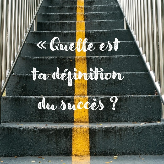 Ca vaut le coup de réfléchir 5 minutes à cette question ! Car de ta réponse va découler la façon dont tu vois et vis ta vie au quotidien.
Traditionnellement pour beaucoup de gens, on peut mesurer le succès à nos possessions ( grande maison , grosse voiture , smartphone dernier cri ...) ou à notre statut social ( compte en banque bien garnis ,être connus , nombre d'abonnés sur les réseaux sociaux.... ) .
La question que nous devons absolument nous poser est la suivante : "Qu'est-ce que Dieu me demande de faire ?"
Car la réalité de notre vie chrétienne c'est que nous vivons pour faire la volonté de notre Père céleste.
Jésus lui même le déclare en Jean 6:38 "car je suis descendu du ciel pour faire, non ma volonté, mais la volonté de celui qui m'a envoyé."
En finalité, nous pourrons mesurer le succès de notre vie, à l'assurance que nous investissons notre temps, nos finances, notre énergie pour faire ce que Dieu nous demande de faire; en bref : répondre à notre appel.
Mais si ta vision du succès n'est pas bonne, même en étant dans ton appel tu vas vouloir compléter ou enjoliver le plan de Dieu. Je m'explique :
Peut être que tu es appelé à composer des chants pour ton église locale, et toi, tu es persuadé d'être dans l'échec car ton album ne se vend pas dans la France entière... Tu vis donc avec ce sentiment d'échec et tu as même envie de tout arrêter ... Tu vois ce que je veux dire ?
Nous avons tous en tête des succès story incroyables et nous voulons vivre la même chose ... et cela peut parfois nous égarer.
"Je n'ai pas peur de l'échec, j'ai peur de réussir dans quelque chose qui n'en vaut pas la peine"
Alors soyons clair, il n'y a pas de mal à vouloir le meilleur pour Dieu, et nous sommes d'ailleurs appelé à lui donner le meilleur, mais avance un pas après l'autre en t'assurant d'avancer dans son plan et de ne pas dévier.
Dieu ne nous as jamais promis le succès, en tous cas selon les standards de ce monde. En revanche, il nous a promis d'être avec nous tous les jours jusqu'à la fin du monde.
Il ne nous a jamais promis la gloire : il nous a promis que nous ne maquerions de rien.
En bref, ne cherche pas le succès : cherche à faire sa volonté
