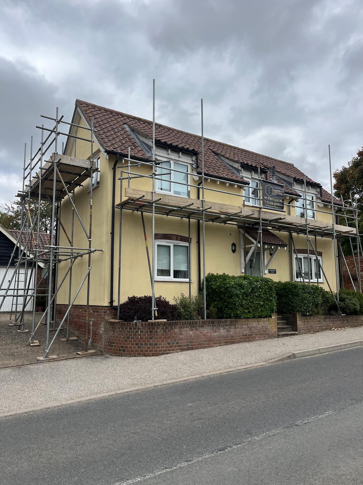 ⭐️Front and gable elevations scaffolded recently ready for painting and decorating on this property in bildeston⭐️