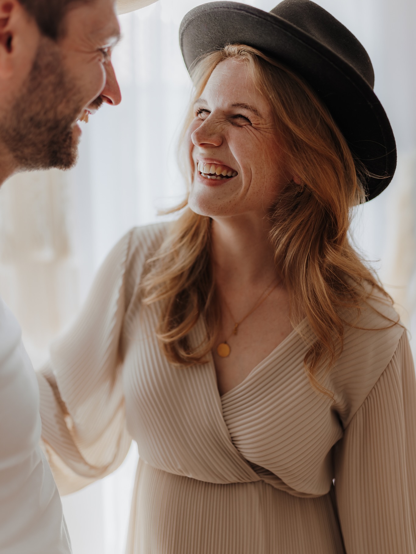 Du denkst, Babybauchshootings sind alle gleich?
Dann warst du noch nicht bei mir.
Bei mir geht’s nicht um gestellte Posen oder gezwungene Lächeln.
Ich zeige dir, wie unglaublich schön du jetzt gerade bist – mit allem, was dich ausmacht.
Dein Körper leistet Großartiges, und das darf man sehen.
Du musst dich nicht verstellen, nichts planen, nichts „richtig“ machen.
Ich sorge für das perfekte Licht, das passende Outfit (aus meinem Kundenkleiderschrank!)
und du bringst einfach dich und dein kleines Wunder mit.
Und falls du dich fragst, wann der beste Moment dafür ist:
Jetzt.
Weil du diese Erinnerungen nicht wiederholen kannst.
👉 Und wenn du dich gerade fragst, wie du starten kannst –
mein PURE MATERNITY SHOOTING ist genau dafür da.
Zwei Tage. Zwei Termine. Pures Ich-Gefühl.
14. & 15. November 2025
Styling inklusive
Kundenkleiderschrank inklusive
2 Bilder inklusive
220 € – alles drin!
Für nähere Infos schaue dir gerne meinen letzten Beitrag zu diesem Thema an.
Sichere dir noch schnell einen Termin und schreibe mir eine Nachricht.
Ich freue mich auf dich…🤎
#purematernityshooting #maternityshooting #babybauchfotos #schwangerundstolz #baldmama #maternityphotographer #maternityvibes #maternityaesthetic #schwangerschaftsfotografie #babybauchliebe #maternityportrait #momtobe2025 #pregnancyglow #fotografinhamburg #familienfotografin
FOTOGRAFINHAMBURG
TAGESLICHTSTUDIO
FAMILIENFOTOGRAFIN