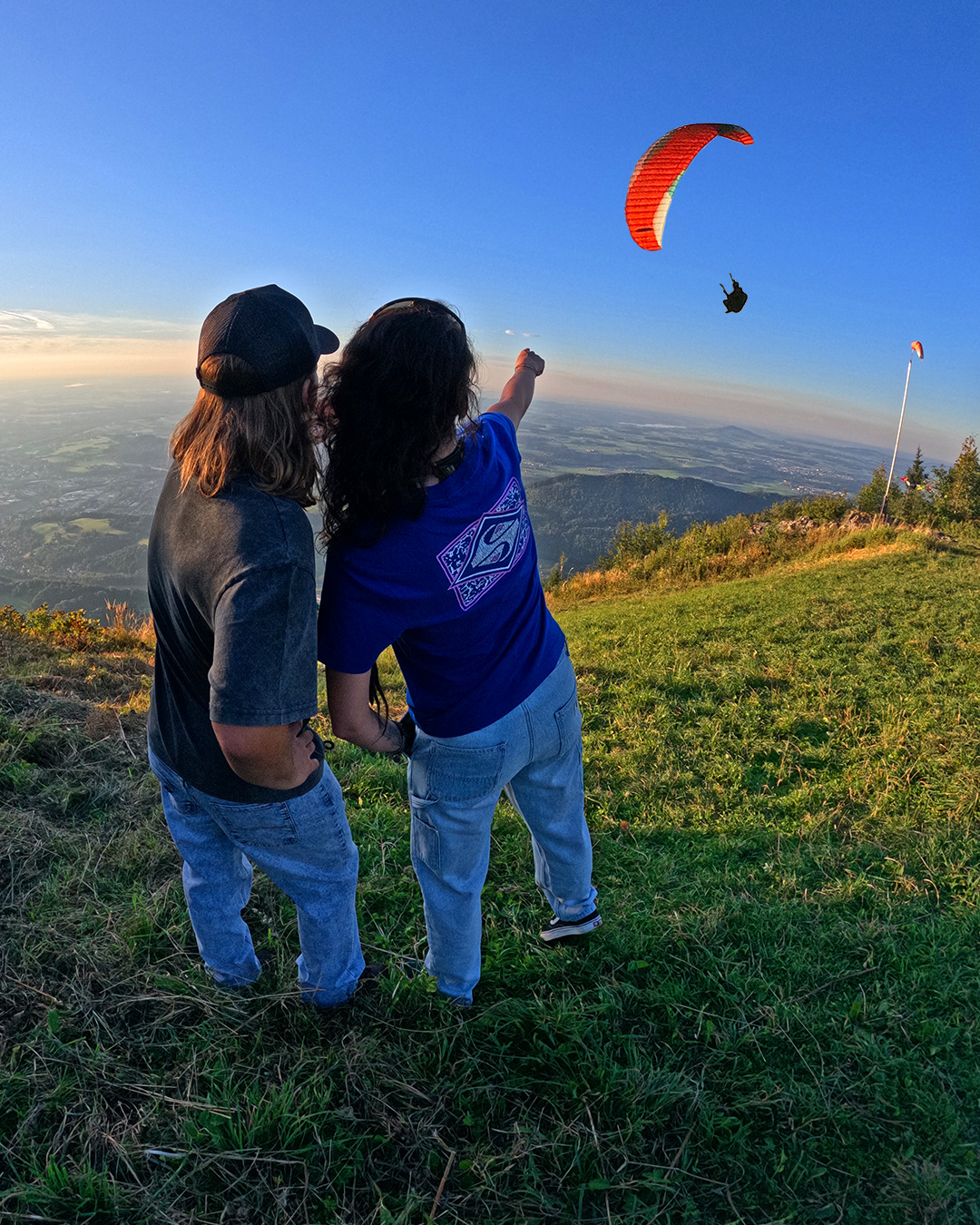 Usually you’ll find KI holding down the fort at the @moreboards_salzburg shop in the heart of Salzburg – surrounded by boards, styles and city vibes. 🧢👟
But on this day, she swapped shelves for sky. 🪂 One little decision – a big step outside her everyday rhythm. Golden light, fresh wind, and a little seat in the clouds — of course, dressed in nothing less than her finest fit. 👕
But how did it feel? Next time you visit the shop while checking out your new gear – you might ask KI how it felt to float above the city she walks every day. Let’s just say — she’s been flying ever since. 💛
👥 @fireraven_official
🏡 @moreboardscom
#Tandemsistaz #Moreboards #TandemParagliding #Gaisberg #Salzburg #ChaseTheExtraordinary #Parapente #ComfortZoneStories #AirtimeVibes #GoldenGlowVibes #UrbanMeetsSky #StyleInTheSky #SalzburgMoments #ParaglidingLife #AdventureTime #GoFly #SkateLife #StreetwearStyle #SkateboardCulture #FromShopToSky