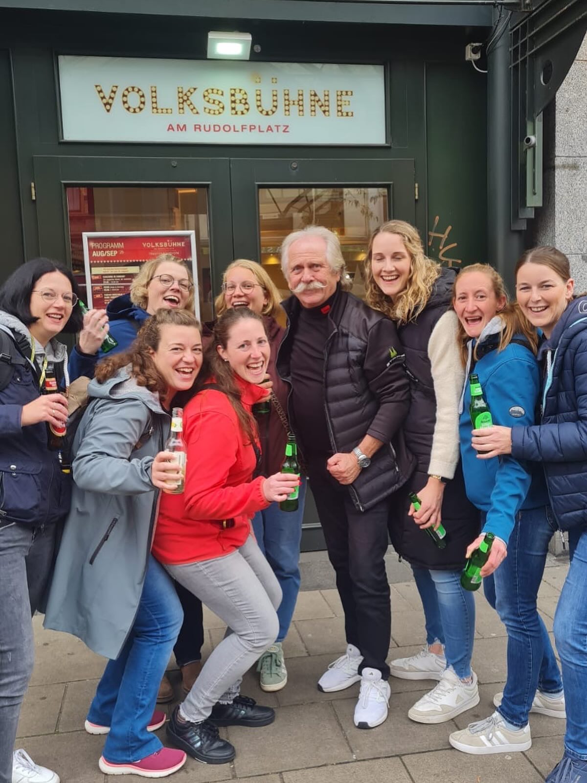Wen haben wir denn da auf unserer Büdchen Tour im Belgischen Viertel getroffen❓
Na erkannt❓Es ist Henning Krautmacher! Immer wieder schön Kölsche Persönlichkeiten bei unserer Tour zu treffen, das passiert gar nicht mal so selten.
🚶♀️🚶♂️ Bei unserer Tour ziehen wir gemeinsam von Büdchen zu Büdchen, probieren die besten Kioskbiere und feiern die echte kölsche Trink- und Lebensfreude.
📣 Unser Motto: Lache, trinke, jeniess! Also: Packt eure Freunde ein, bringt gute Laune mit und seid dabei, wenn wir Köln in eine einzige Feiermeile voller Herz und Humor verwandeln. 🥳🌟
Kommt vorbei, stoßt mit uns an und erlebt, was das wahre kölsche Büdchenleben so besonders macht. ❤️
🎟️ Tickets & Infos: www.walkingcologne.de
Garantiert: Jede Menge Spaß, herrliches Bier und Erinnerungen, die euch noch lange ein Lächeln ins Gesicht zaubern – mit einem Herz voller Köln-Liebe! 🍻💛
#köln #büdchen #kioskbier #cornern #kölsch #bierkultur #belgischesviertel #stadtführungköln #veedel #kölschtour #kölle