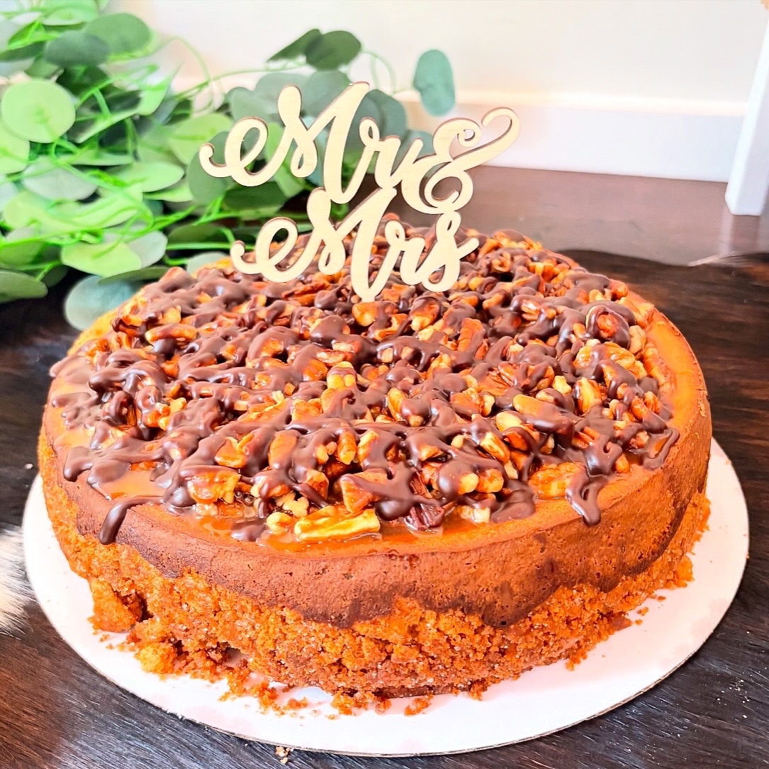 A moment for the cheesecake 🍰
NY style with caramel pecans and chocolate ganache, aka turtle 🐢✨
#madebybernadine #cheesecake #baking #weddingbakeratl #atlbaker #holidaybaking #holidaybakingchampionship #homebaker #bakingcompetition #foodnetworkbaker #bakersofinstagram #bakerslife #creativebaking #holidaydesserts #madefromscratch #holidaycookies #bakerintraining #bakinginspiration #desserttable #sweetcreations #bakingart #bakedwithlove #bakersofinsta #instabaker #homebakery #bakersgonnabake #cookieartist #cakestyle