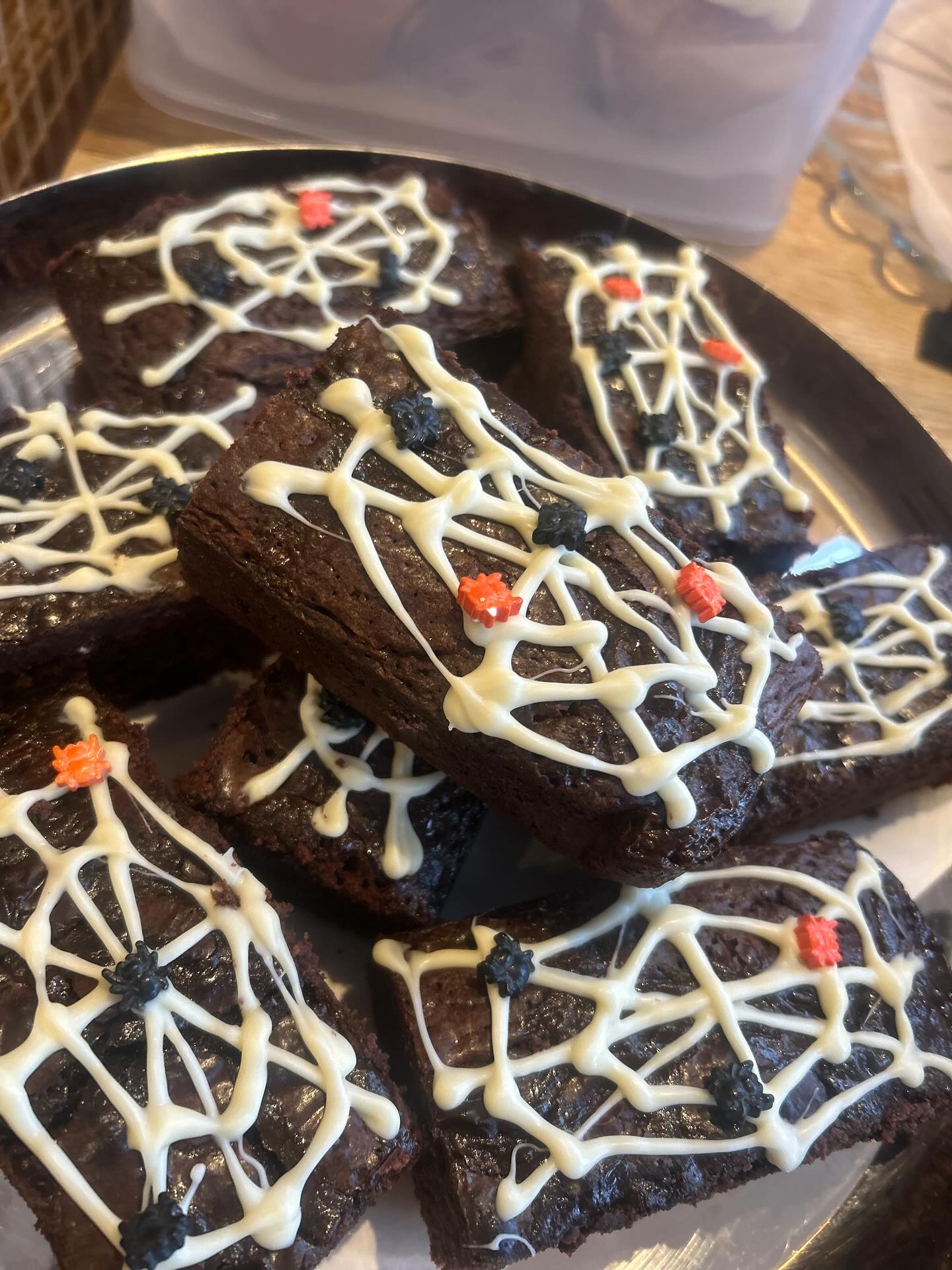 Getting a bit Halloweeny in the tearoom today!🕷️🕸️
Our homemade bakes:
•Lemon & blueberry cupcakes
•Salted caramel brownies
•Ginger loaf cake
•Millionaires loaf cake
•Chocolate cake bars
•Gingerbread cake (GF VE)
•Sticky toffee cake
•Crunchy rocky road
•Fruit cake & cheese
•Biscoff cheesecake
👻