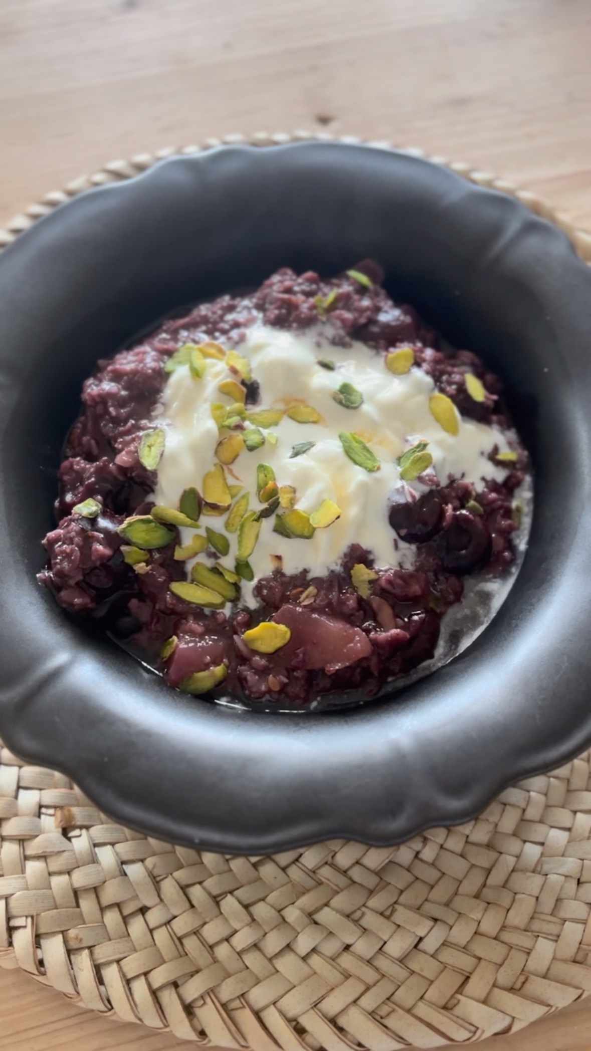 🥣♨️💜
Seasonal purple porridge
Sautéed frozen blueberries, dark red cherries and fresh garden pears in a finger nail of butter, cinnamon & dash of maple…until soft and gooey.
Added around a cup of my ‘everything oats’ mix and oat milk to cover. Simmered until soft and liquid has mostly been absorbed.
Served with Greek Yog, more maple and some pistachio slithers…!
Warm and cosy 🍁🍂
#seasonalporridge #breakfastideas #comfort #cosy