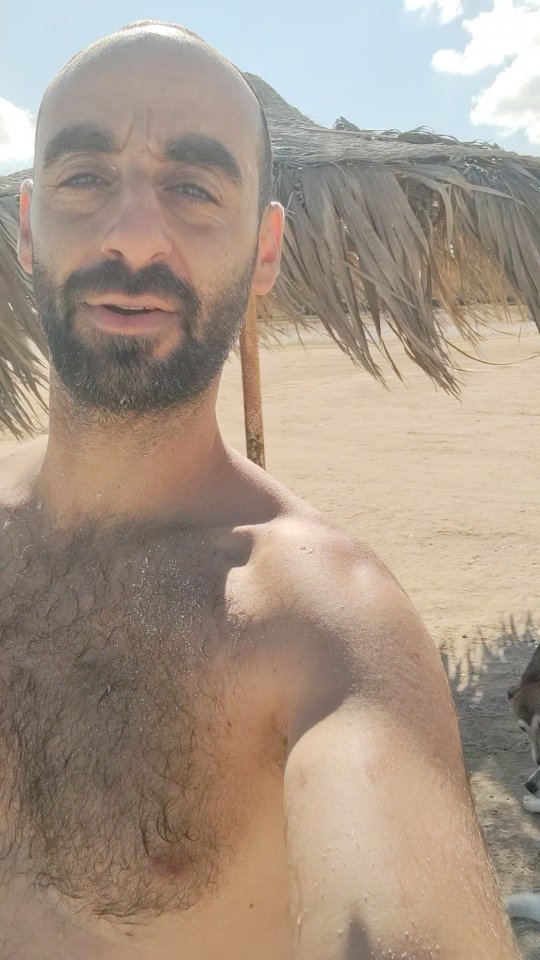 Paradise found! Nothing beats having the beach all to myself and my furry friends š¶šļø
#beachlife #dogsofinstagram #serenitynow"