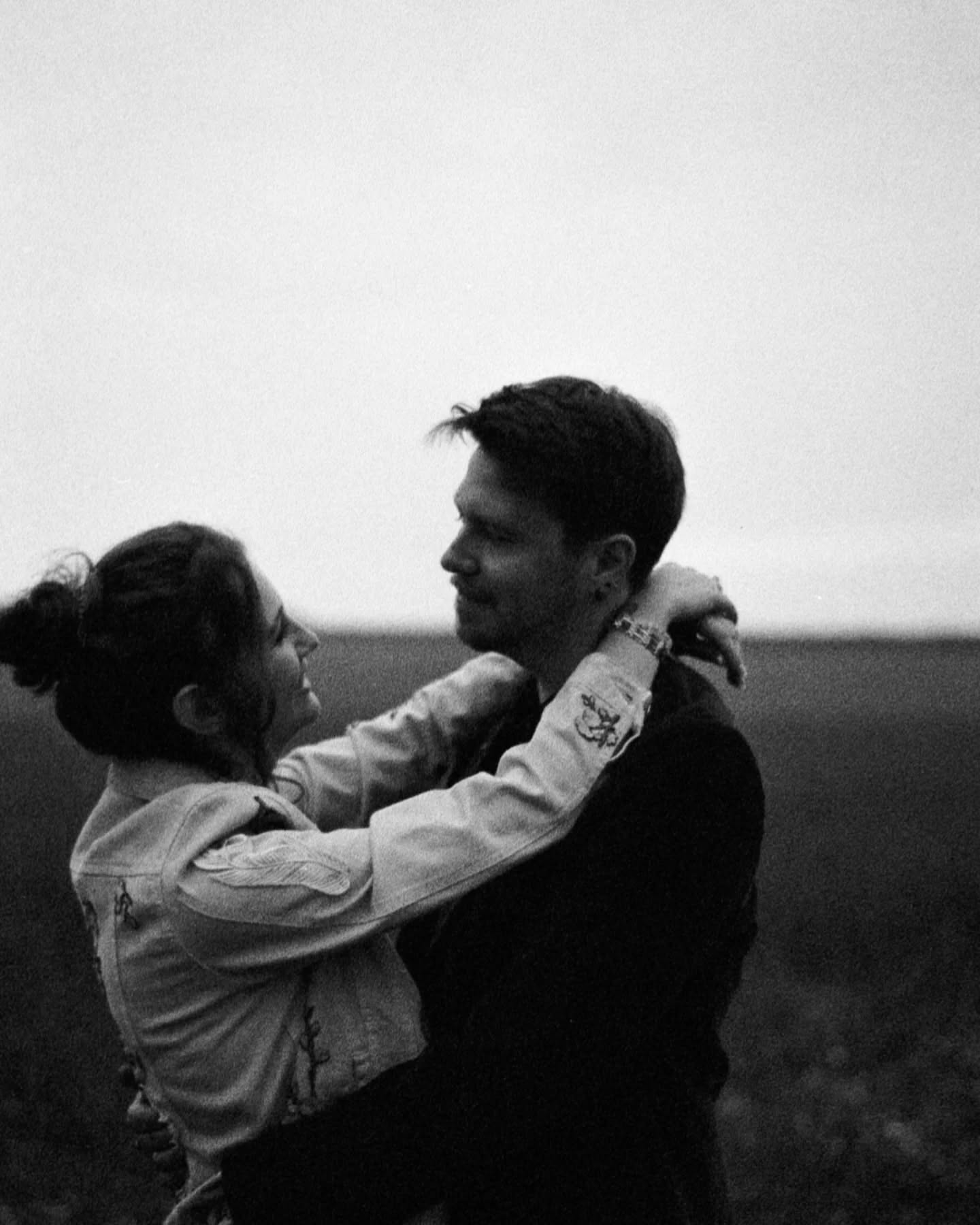 Some film 🎞️ photos of Harriet & Daniel's gorgeous evening at @sheepdroveweddings swipe for a peek at the print package received with all analogue photography add ons courtesy of @fineartalbums and @layerandsoul
.
.
.
#sheepdrovewedding #35mmfilm #ilford3200 #analogueweddingphotography