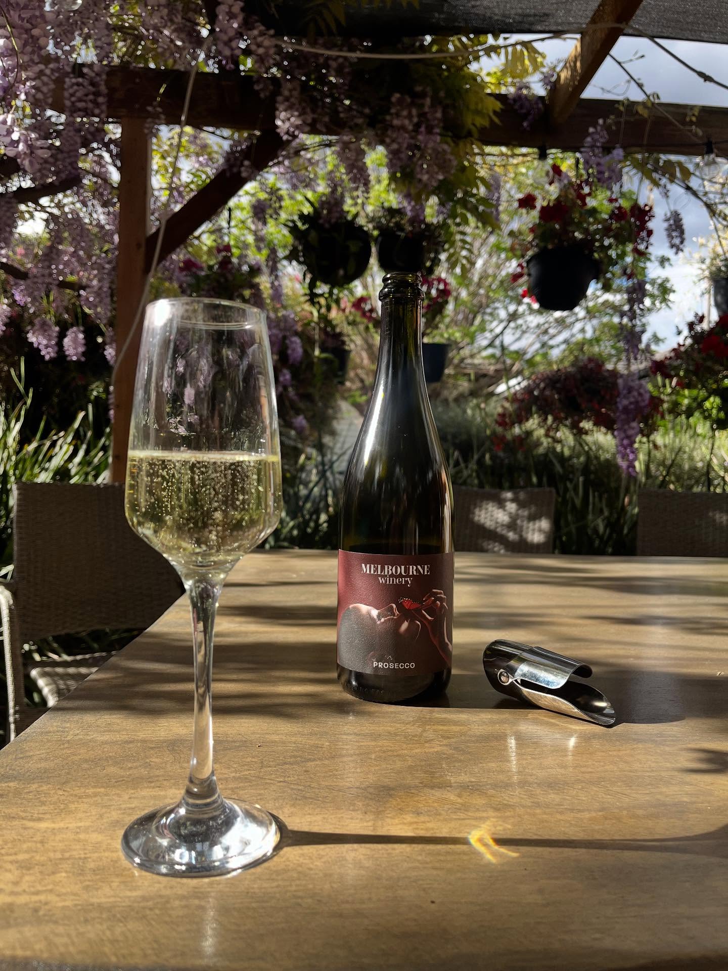 Celebrating sport with wine 🏉🍷
we save @melbournewinery Prosecco for special occasions but now I’m craving more 🫢