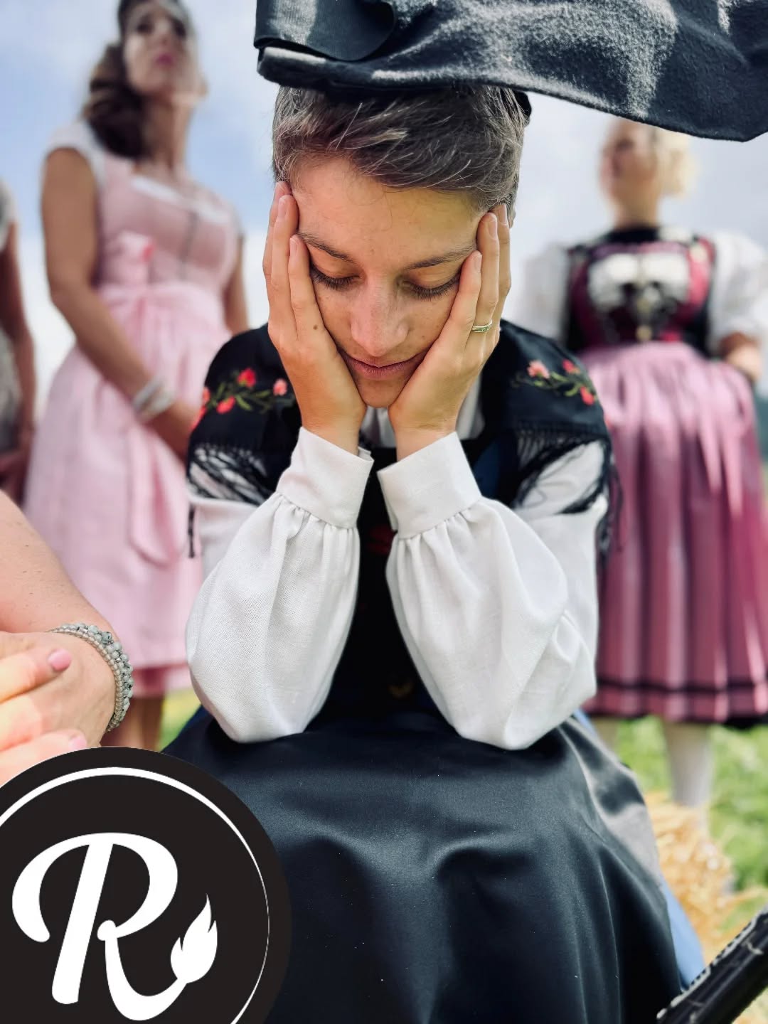 Ich bin es mir W E R T🌱
Es gibt Momente, in den man ganz bei sich selber ist. Raum und Zeit verschwinden für einen kurzen Augenblick.
Dies ist so ein Moment...
Hinter mir sind die Filmaufnahmen für #Landfrauenküche2025 in vollem gange. Vor mir ein ganzes "Heer" an Kamara, Ton, Regie und Licht Spezialisten, hoch konzentriert bei der Arbeit.
Und ich...
Ich war müde von der kurzen Nacht, hatte Mühe mich zu konzentrieren. Auch die Hitze war nicht zu verachten. Hatten wir doch den ganzen Sommer nie so heiss wie an diesem Tag im #entlebuch.
Mit meiner schönen #festtagstracht war dies die einzig bequeme Position um mich etwas auszuruhen.
Mitten in dieser Ruhe, kam die Frage: "Rahel geht es dir gut?"
Nun was Antworten? Ehrlich gesagt, ging es mir nicht gut. Ich war müde, mir war heiss, schon fast zu heiss und der Hunger schlich sich ein.
Wie aus der Pistole geschossen und ohne zu überlegen Antwortete ich: "Mir geht es gut, alles in Ordnung."
Da ertappte ich mich selber.
Ich fühlte das eine und sagte das andere. Geht es dir manchmal genau so?
Vielleicht ist es manchmal auch bequemer...
Vielleicht habe ich mir das so angeeignet...
Vieleicht ist es einfacher...
Und vielleicht ist es an der Zeit erlicher mit mir selber zu sein🌱
Nicht wegen den anderen um mich herum.
Nein, wegen mir, weil ich es mir wert bin💝
Rahel 💛
#biohof_rofel #langwies #schanfigg #imleben #arosa #ichbinwertvoll #regionplessur #rahelmitliebezumleben