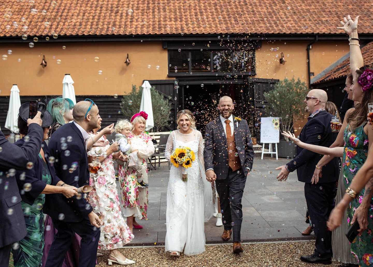 Lucy & Rob have just received their gallery which reminds me; if you’re trying to decide between confetti and bubbles do what these guys did and have both. 🫧💐
Venue: @thesancroftbarns
Hair: Suffolk Bridal Hair @capelliamalias
Makeup: @merielgarlandmakeup
Catering: @spittingpig @eastcoastpizzacompany
DJ: Distinct Noise Sound System