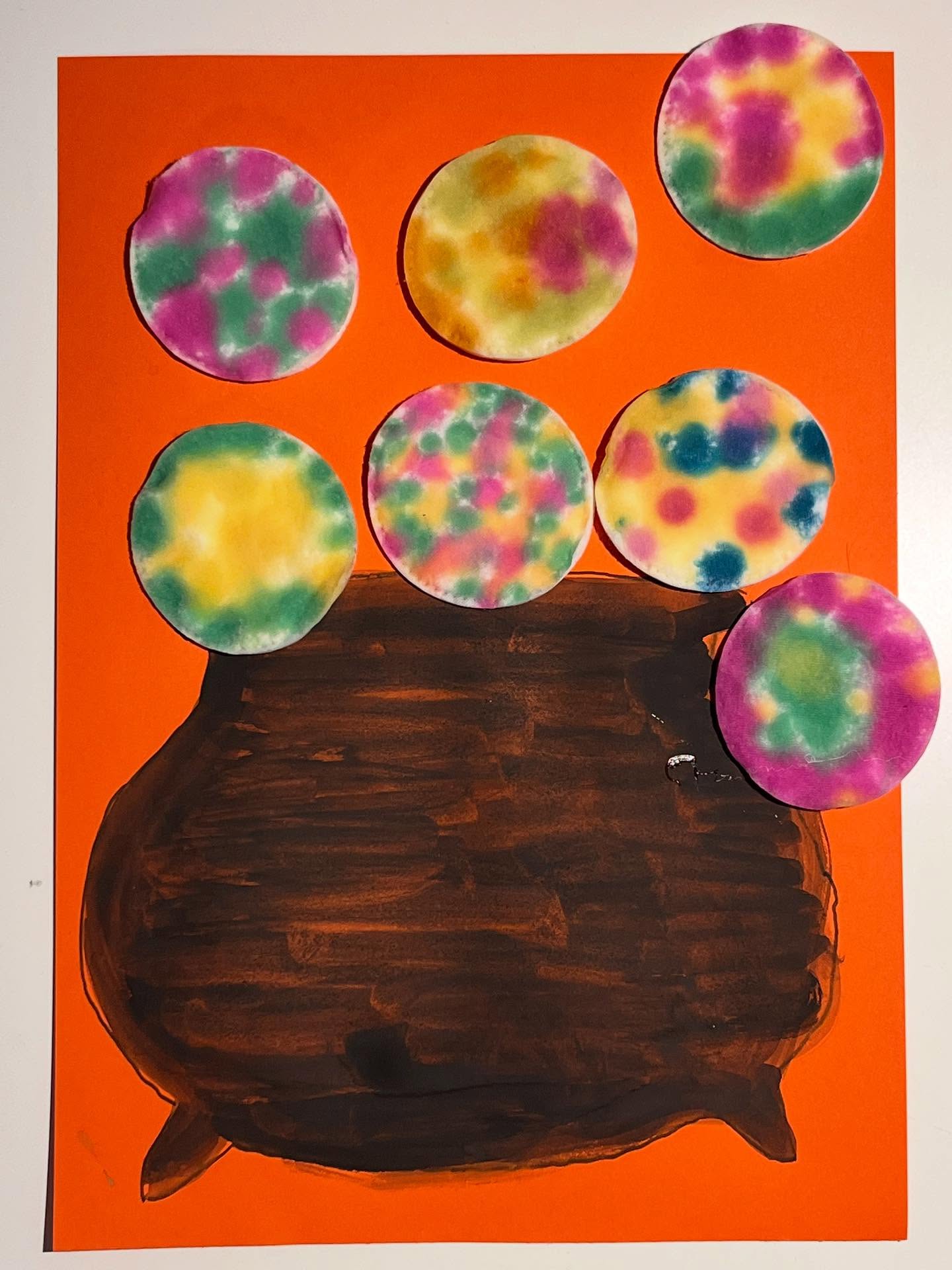 🇬🇧DIY – The “Bubbling Cauldron”
A simple and sensory Halloween craft — perfect for little witches and wizards who love painting and playing with colors! 🎨
Materials:
- Cardboard cauldron template
- Black marker
- Water-based paint
- Paintbrush
- Pipettes
- Small cups for mixing paint and water
- A4 cardstock
- Liquid glue
- Cotton pads
Step-by-step :
1. Place the cardboard cauldron on the cardstock and trace around it with the black marker.
2. Remove the template and paint the inside of the cauldron black.
3. While the paint dries, get your magic bubbles ready:
* Mix water and paint in several small containers.
* Use the pipettes to gently drop the colors onto the cotton pads.
4. Glue the colorful pads above the cauldron to create a bubbling, magical potion!
A lovely fine motor activity — tracing, painting carefully, and using the pipettes all help build precision and focus.
🧙♀️ Are your Halloween cauldrons bubbling too?
—
🇫🇷DIY - Le chaudron « bulleur »
Une activité d’Halloween simple et sensorielle, parfaite pour les petits sorciers et sorcières qui aiment la peinture et les couleurs ! 🎨
Matériel :
- Patron en carton d’un chaudron
- Feutre noir
- Peinture à l’eau
- Pinceau
- Pipettes
- Petits contenants pour les mélanges d’eau et de peinture
- Feuille cartonnée A4
- Colle liquide
- Cercles de coton
Réalisation :
1. Place le chaudron en carton sur la feuille cartonnée et trace le contour au feutre noir.
2. Retire le patron et peins l’intérieur du chaudron en noir.
3. Pendant que la peinture sèche, prépare les bulles colorées :
- Mélange de l’eau et de la peinture dans plusieurs petits récipients.
- Utilise les pipettes pour déposer délicatement les couleurs sur les disques de coton.
4. Colle ensuite les disques au-dessus du chaudron pour créer une potion bouillonnante multicolore !
Un joli exercice de motricité fine — tracer, peindre sans dépasser et manier la pipette demandent précision et concentration.
🧙♀️ Et chez vous, les chaudrons d’Halloween bouillonnent aussi ?
—
#defidesmainscreatives #panduro #diyhalloween #craftforkids #craftedbykids #funbudgetplay #halloweencrafts #myminiartist #kidpainting #finemotoractivity