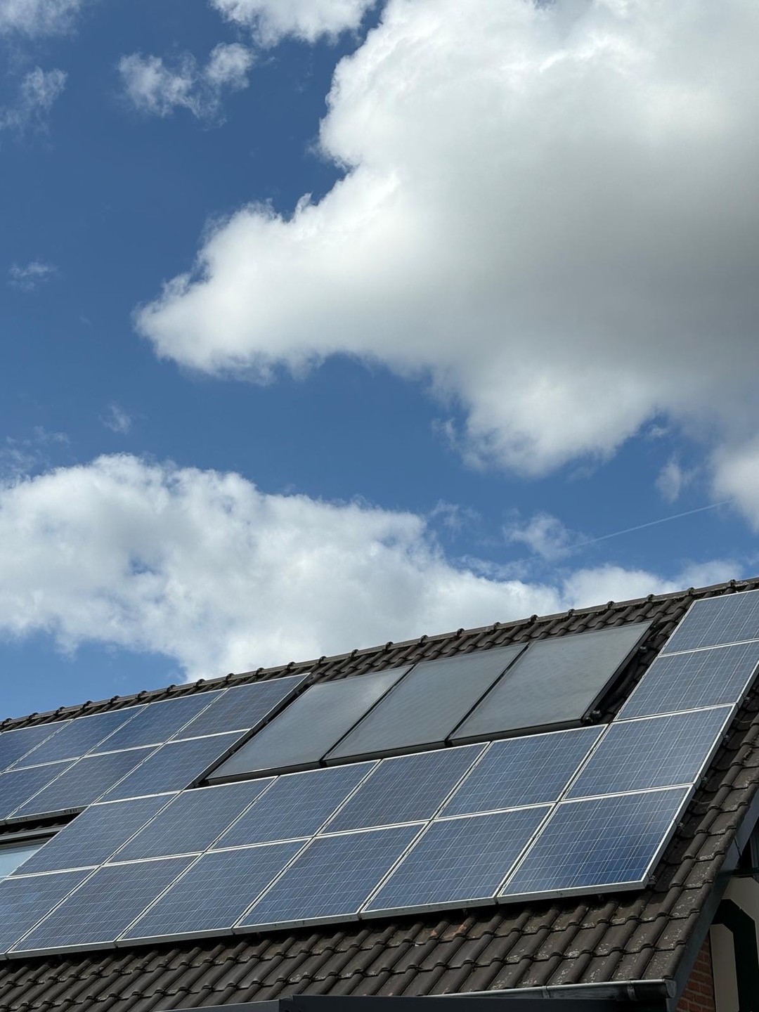 ☀️ Sonne nutzen, statt Energie verschwenden.
Hier haben wir die vorhandene thermische Solaranlage direkt mit in den Pufferspeicher eingebunden.
Das Ergebnis: Wenn die Sonne scheint, übernimmt sie komplett die Wärmeerzeugung, die Wärmepumpe kann Pause machen. 💪
Effizient, nachhaltig und einfach clever genutzt. 🌿