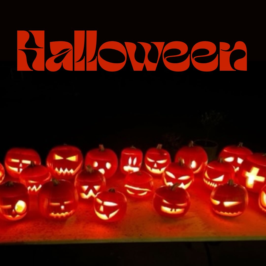 Beste ouders, beste leden,
Sinds 2019 organiseerden enkele enthousiaste ouders fantastische Halloween tochten door de straten van Koningshof. Spinnensoep, griezelverhalen, spelletjes, opdrachtjes, choco-rhum en pannenkoeken, zelfs een boottochtje tijdens de laatste editie. Er was voor elks wat wils. Meer dan 100 ouders en kinderen genoten keer op keer van deze griezelwandelingen. Na 5 jaar vonden we het vorig jaar tijd om de fakkel over te dragen. Na enkele warme oproepen bleek dat er geen ouders bereid waren om hun schouders te zetten onder dit initiatief. Tot onze grote spijt is het helaas niet meer georganiseerd…. Ontzettend jammer! Vooral voor de kinderen, maar ook voor de club.
Voor Halloween is het nu al wat laat, (alhoewel alles kan - waar een wil is, is een weg) maar we zouden het ontzettend leuk vinden om dit jaar wel weer een ontzettend gezellig Sinterklaasfeest te organiseren. Dit kunnen we alleen realiseren met hulp van enthousiaste ouders. Hierbij dus een hele warme maar dringende oproep om met een aantal ouders terug dergelijke kinderfeesten te organiseren. We hebben allemaal een druk leven, je hoeft er geen dagen of avonden vrij voor te maken. Denk aan de tijd die onze trainers en coaches week na week vrij maken voor uw kinderen, in ruil een paar momentjes brainstormen en taken verdelen. Zo heb je in een handomdraai een tof Sinterklaasfeest op de gezelligste club. Pak woensdag tijdens de training of zaterdag langs de lijn die andere ouder bij de arm en zeg; laat ons die kar eens even trekken. Geloof ons! Het geeft ontzettend veel voldoening om die schatten te zien glunderen. Twee of drie enthousiaste ouders en er zullen er nog volgen. Met een (groot)ouder of 4 / 5 is het een kleine moeite met groot plezier.
WIE O WIE???