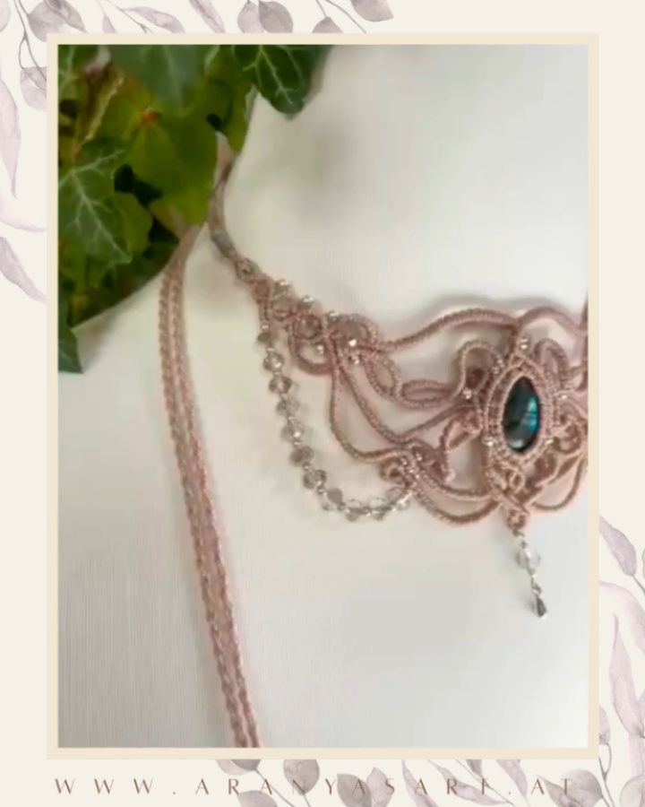 VAYU is ready! ✨
Mein neuer Makramee Choker ist fertig. 🤗
🖤💙Mit dem mystischen Labradorit – dem Stein der Transformation und des Schutzes – und zarten Glasperlen.
💫🥰"The final knot is tied, the magic is ready to be worn."
I Love this Work ❤️🔥 wenn dir meine Arbeit auch so gut gefällt, lass es mich in den Kommentaren wissen und lasse mir ein Herz da ☺️✨💌
🫶🏼Herzliche Grüße
Katharina
@aranyasart
#VAYUChoker #Labradorit #MacrameMagic #NewJewelryDrop #AranyasArt #Schutzstein #BohoStyle #linhasitacord #laakirchen #oberösterreich🇦🇹