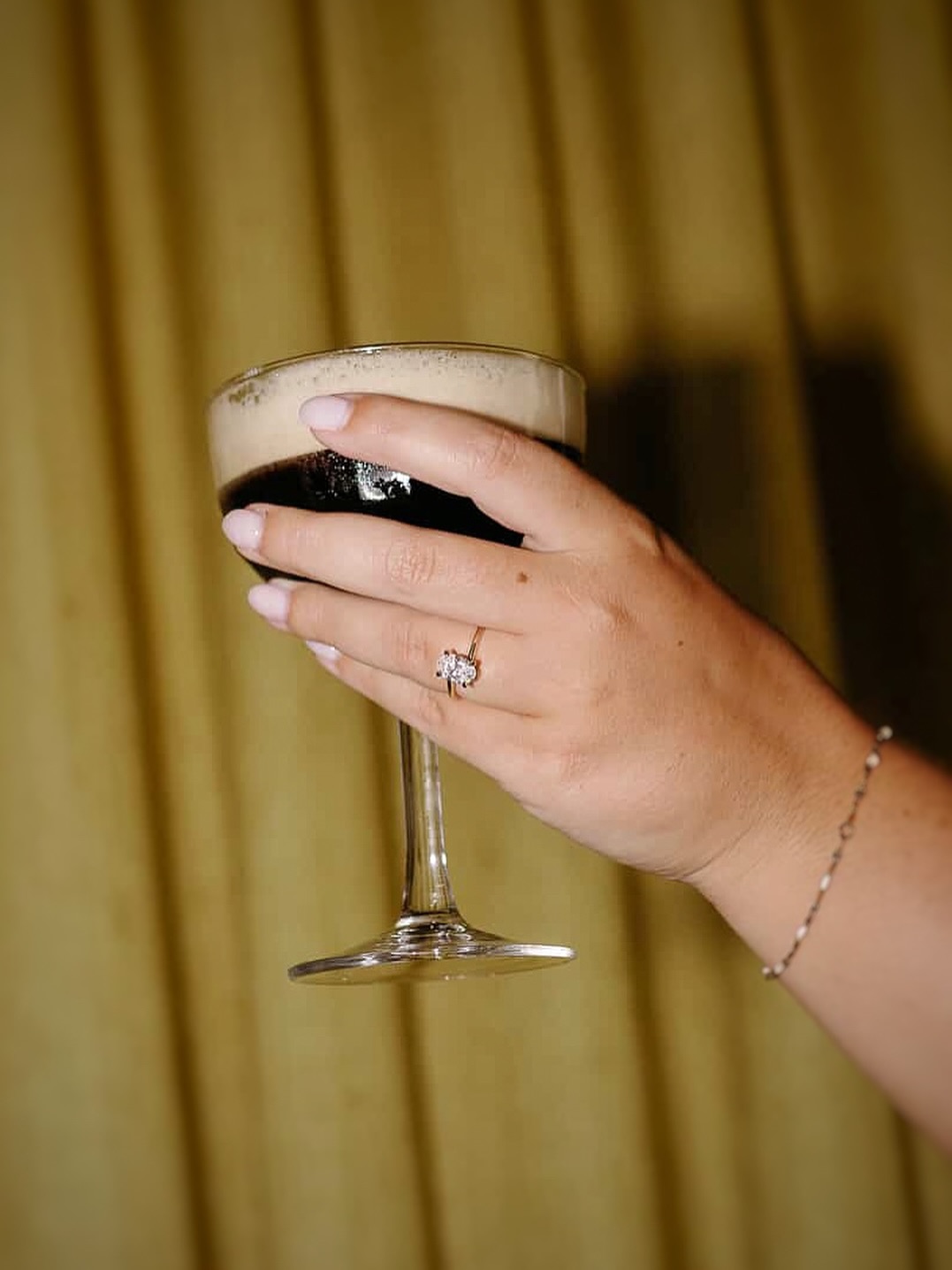A toast to the weekend🍸 Congratulations to our clients on their engagement 😊
A stunning oval cut diamond on a new offset mount to go with your espresso martini💍
🍸💎Friday Rocks💎🍸
#simonimports #fridayrocks #engagement #engagementring #offset #designband #ovalcutdiamond #foreverstartsnow❤️ #love #diamondsforever #everydayspecials #shine #bright