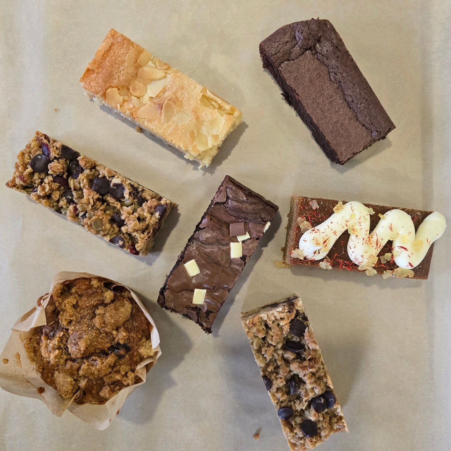 Some bakes from this week ✨️🍂
All handmade from scratch 🫶🏻 using regenerative flour, free-range eggs, butter & couverture chocolate 🍫
☆Apple Frangipane
☆Brownie without gluten
☆Gingerbread Cake
☆All Butter Dark Choc & Ginger Flapjack
☆Triple Choc Brownie
☆Banana & Dark Choc Cake ve
☆Spiced Pumpkin & Cranberry Flapjack ve
#layerd_cakes #eatgoodcake #artisanmade
#coffeeshopsupply #properbaking