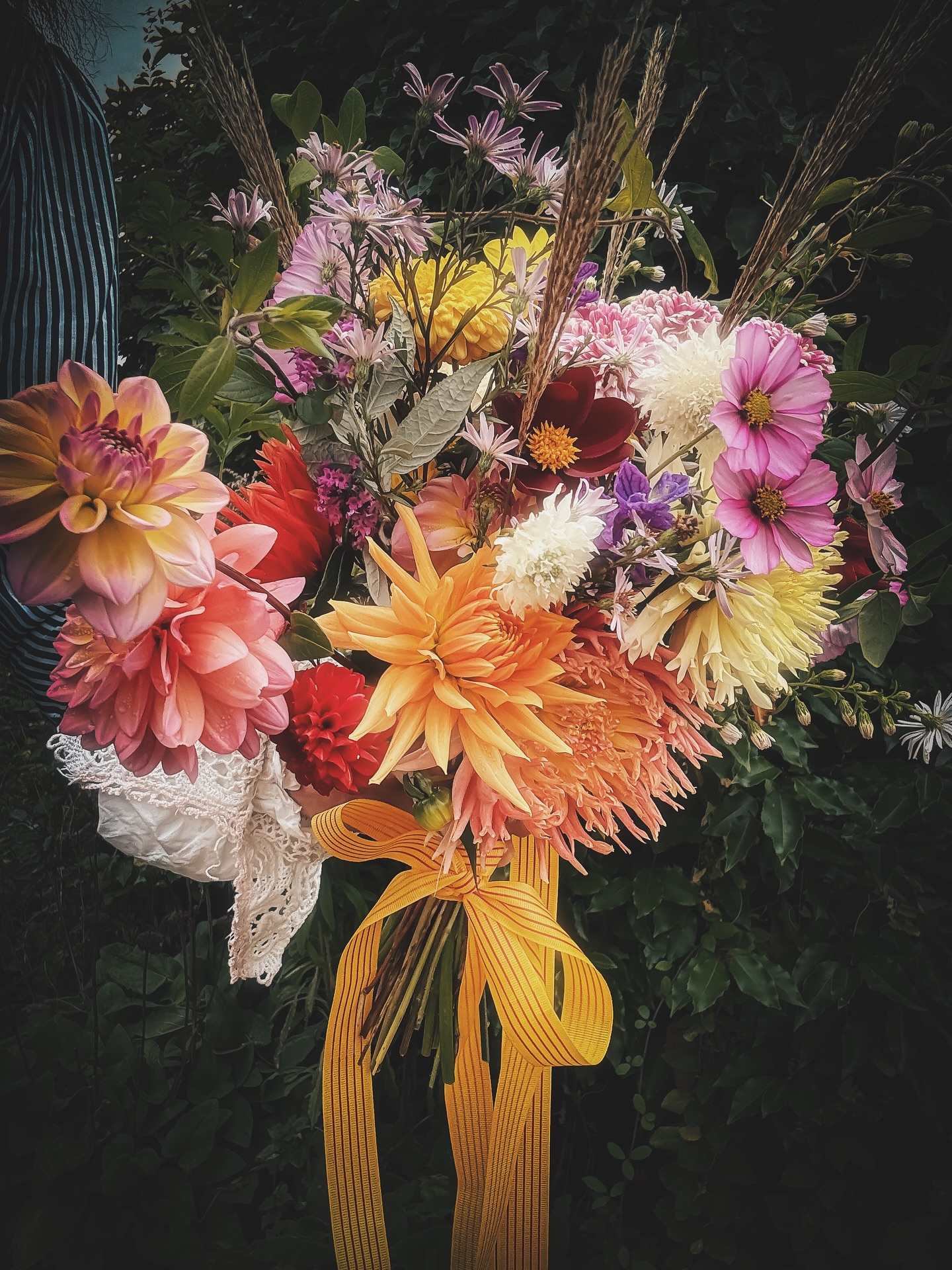 Fiery flourish of late season blooms
Myriad of dahlias, cosmos, scabious & aster
Plumes of miscanthus grasses, tangles of honeysuckle vine
Bespoke Norfolk Bouquet
#seasonalflowers #bouquet #flowers #dahlia #octoberflowers #cottagegarden #norfolkflowers #florist #floral #floralarrangement #floraldesign #flowersofinstagram #southnorfolk #carletonrode #sustainbleflowers #floralstyling #shoplocal #supportlocal #weddingflorist #bespoke #flaxlandflowers