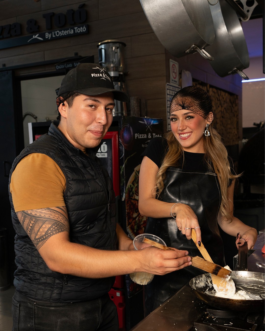 Cuando ves a nuestro equipo en acción, entiendes por qué el sabor de Pizza & Totó es único 👨🍳💫🍕.
👉 No te quedes con el antojo, visítanos en Explanada Pachuca y Explanada Puebla.
.
.
.
#ComidaItaliana #CocinaItaliana #ItalianFood #PizzaSaludable #PizzaDeliciosa #PizzaLovers