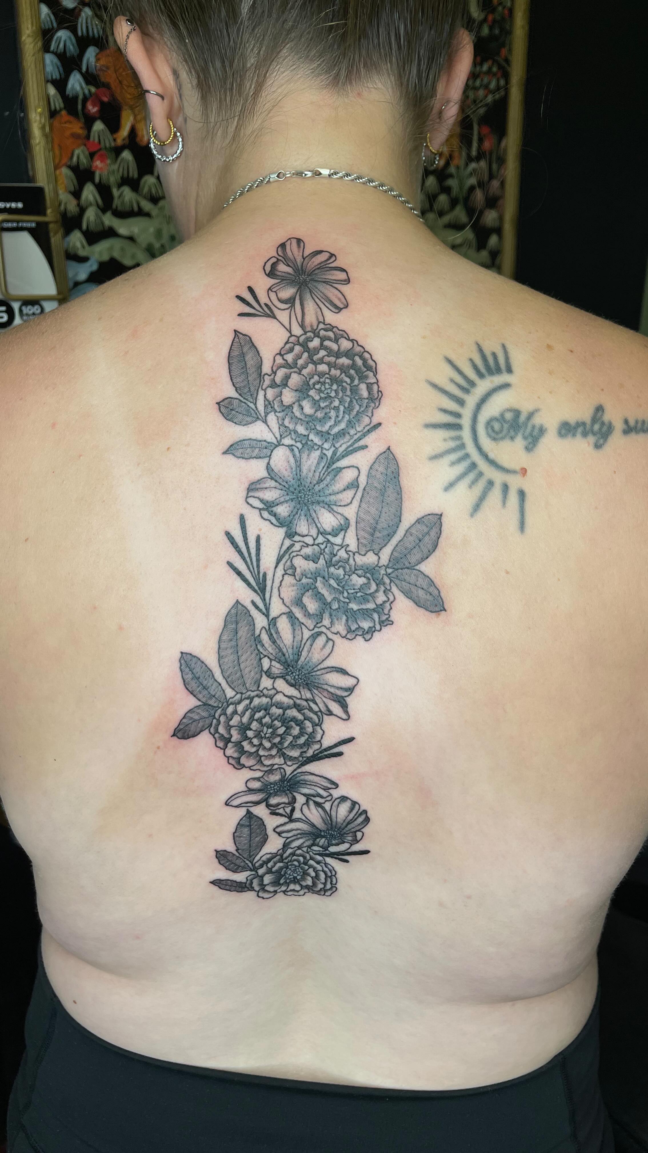 I love a custom spine tattoo! If you could get yours done what would you get??
#sanantoniotattooartist #femaletattooartist #customtattoo #floraltattoo