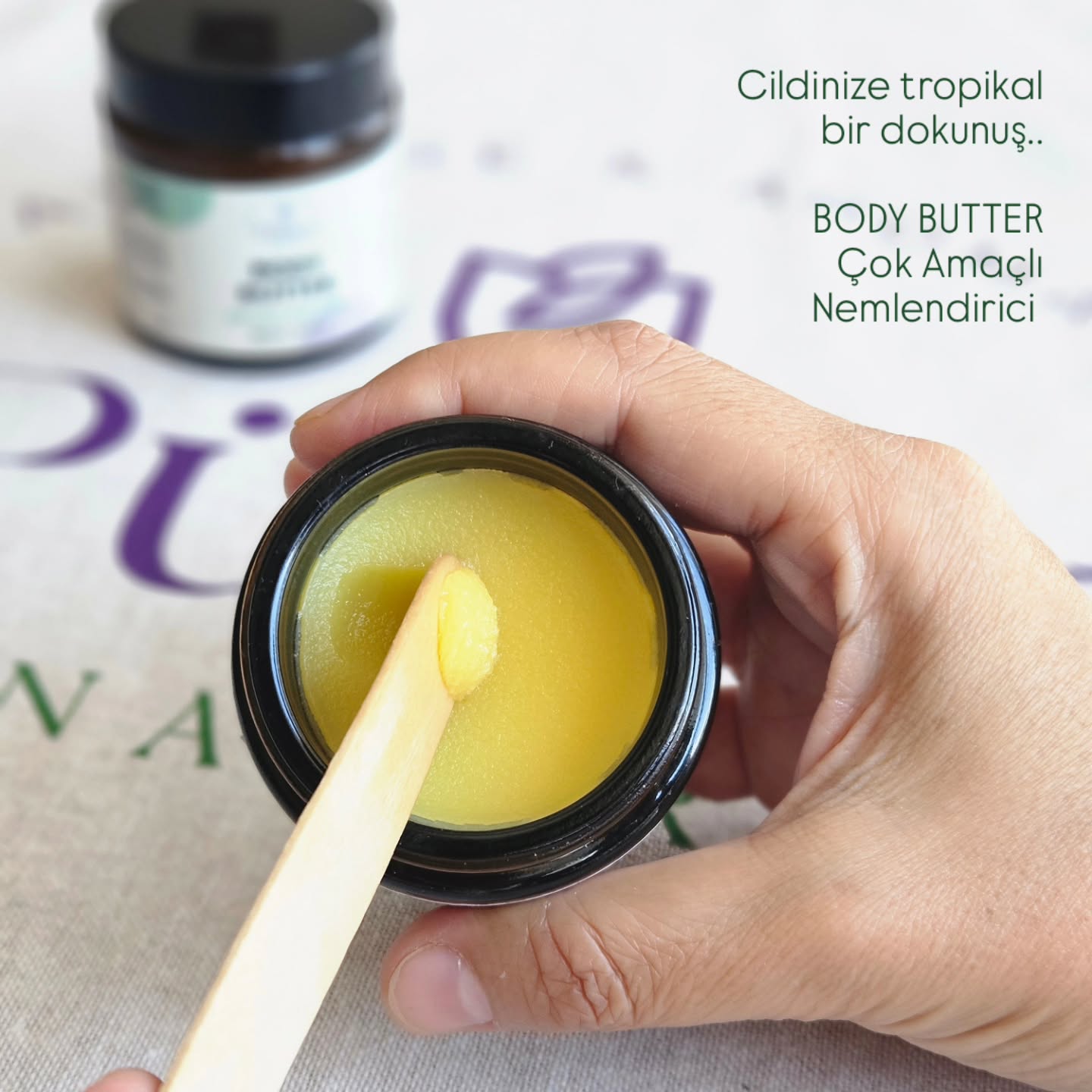 Bir kavanozun içine hem doğayı hem huzuru sığdırdık💜
Hindistan cevizinin sıcak kokusu,
Ananasın taze enerjisiyle buluştu 🌿
Sıradan bir nemlendirici değil; cildinizi derinlemesine besleyen ve yenileyen bir terapi.
Size özel hazırladığımız formülümüzle, pürüzsüz ve ışıltılı bir cilde sahip olun.
🔬 İçeriğindeki Yıldızlar:
Shea Yağı: Cildin elastikiyetini artırır, yoğun nem kalkanı oluşturur, yatıştırıcı özelliğe sahiptir.
Hindistan Cevizi Yağı: Yumuşatır ve doğal parlaklık verir.
Zeytinyağı: Antioksidan zenginliğiyle cildi besler, onarır.
E Vitamini: Hücre yenilenmesini destekler ve yaşlanma belirtilerine karşı savaşır.
Canlandırıcı bir dokunuş: Ananas Yağının doğal peeling özelliği ile tazeleyici ve ferahlatıcı etki
Bu zengin içerik, kuru ve nemsiz ciltler için mükemmel bir kurtarıcıdır.
Cildinize hak ettiği özeni gösterin 👍🏻
Bebekler ve tüm aile için güvenle kullanılabilir.
Doğal, sade, etkili, bereketli
Üstelik 100gr ekonomik boy!
Pürlen NATURA’dan saf bakımın en yalın hali 🌸
#pürlennatura #dogalbakım #vücutbalmı #bodybutter #dogalyaşam #hindistancevizi #doğalvücutbakımı #bebeyağı #bebeknemlendirici