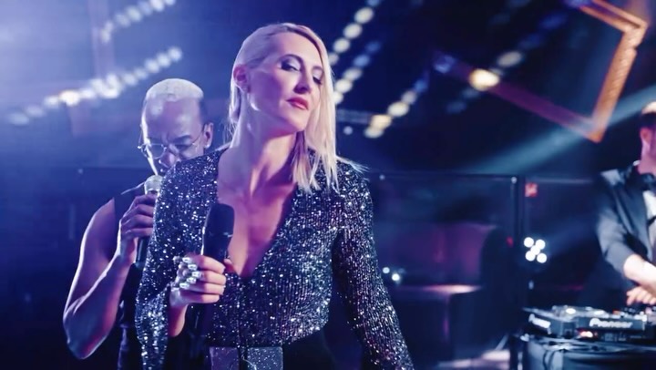 What is love - baby don't hurt me! ❤️🩹 #90s ❤️🩹🕺🏽💃🏽🔥
✨ Sugar Sky Allstars ✨
👉🏽 www.sugarskymusic.com
.
.
#SugarSky #Allstars #Party #Partyband #Music #disco #gala #showband #showact #band #Evententertainment #vienna #austria #wien