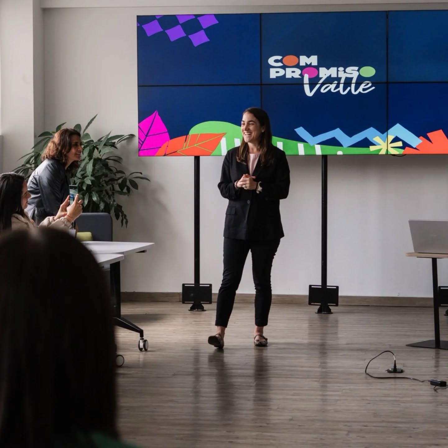 Tuvimos la oportunidad de contar en Manizales cómo las compras inclusivas pueden transformar vidas y abrir caminos de desarrollo. 💙
@mariaiulloa , directora ejecutiva de @propacificoorg , compartió la experiencia de #CompromisoValle y cómo, a través de las compras inclusivas, las empresas integran a emprendimientos emergentes y locales en sus cadenas de valor, generando oportunidades reales y sostenibles para el crecimiento de los territorios. 🌱
Gracias a @procaldasorg por la invitación a este espacio del Ecosistema Social, donde seguimos demostrando que las alianzas con propósito sí transforman. ✨🤝